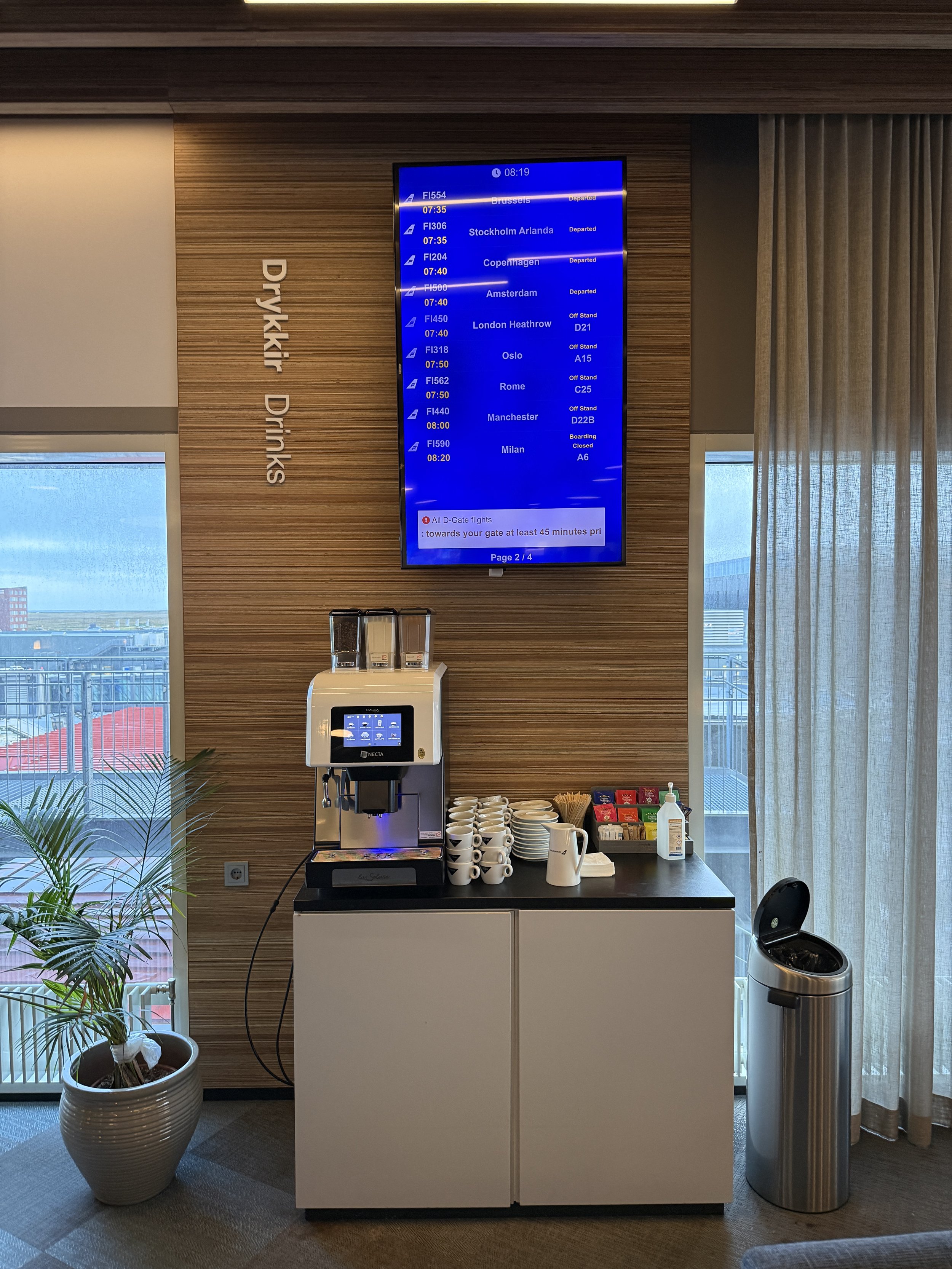 icelandair-saga-lounge-coffee-station-flight-board.JPG