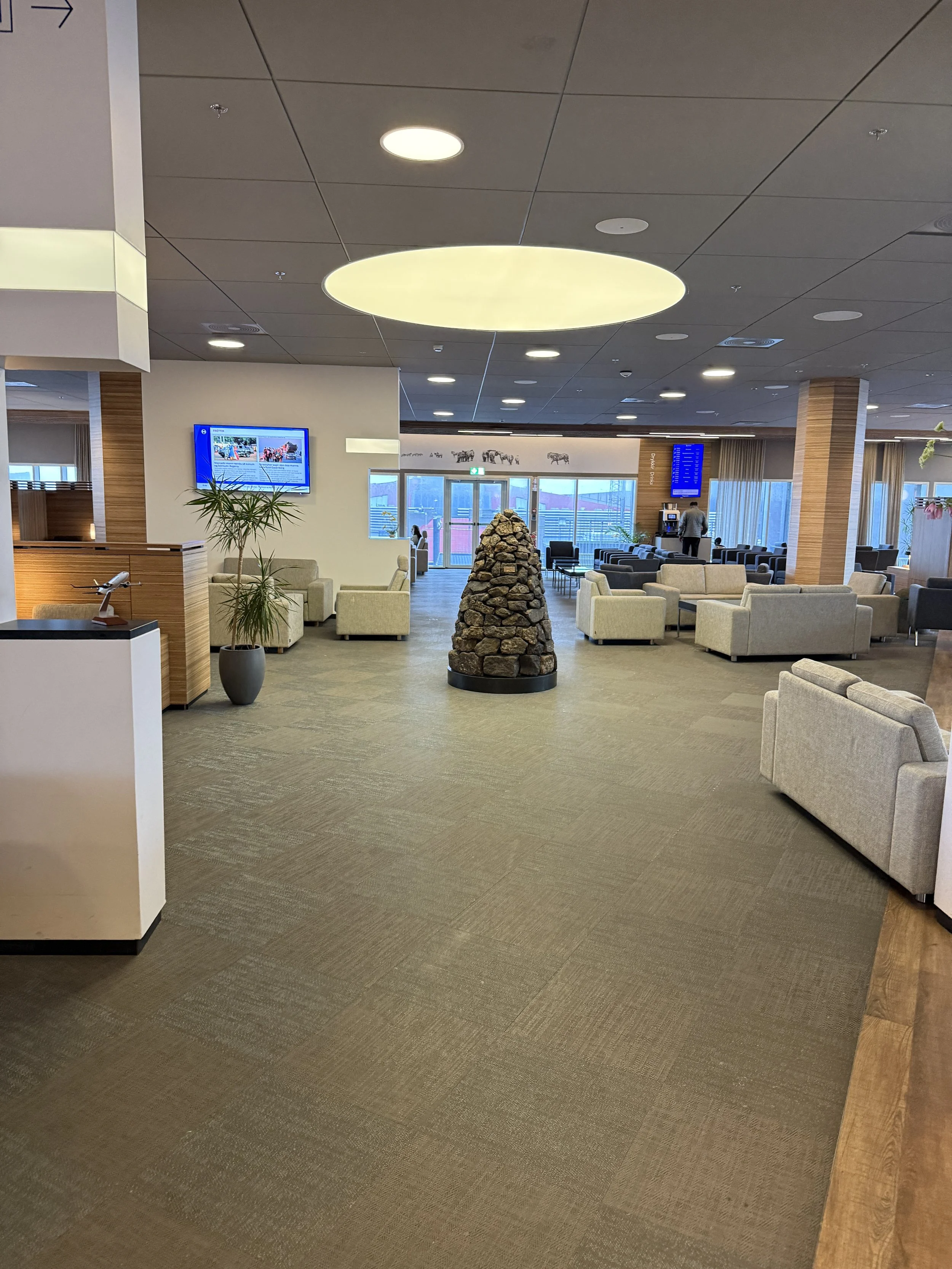 icelandair-saga-lounge-main-hall.JPG