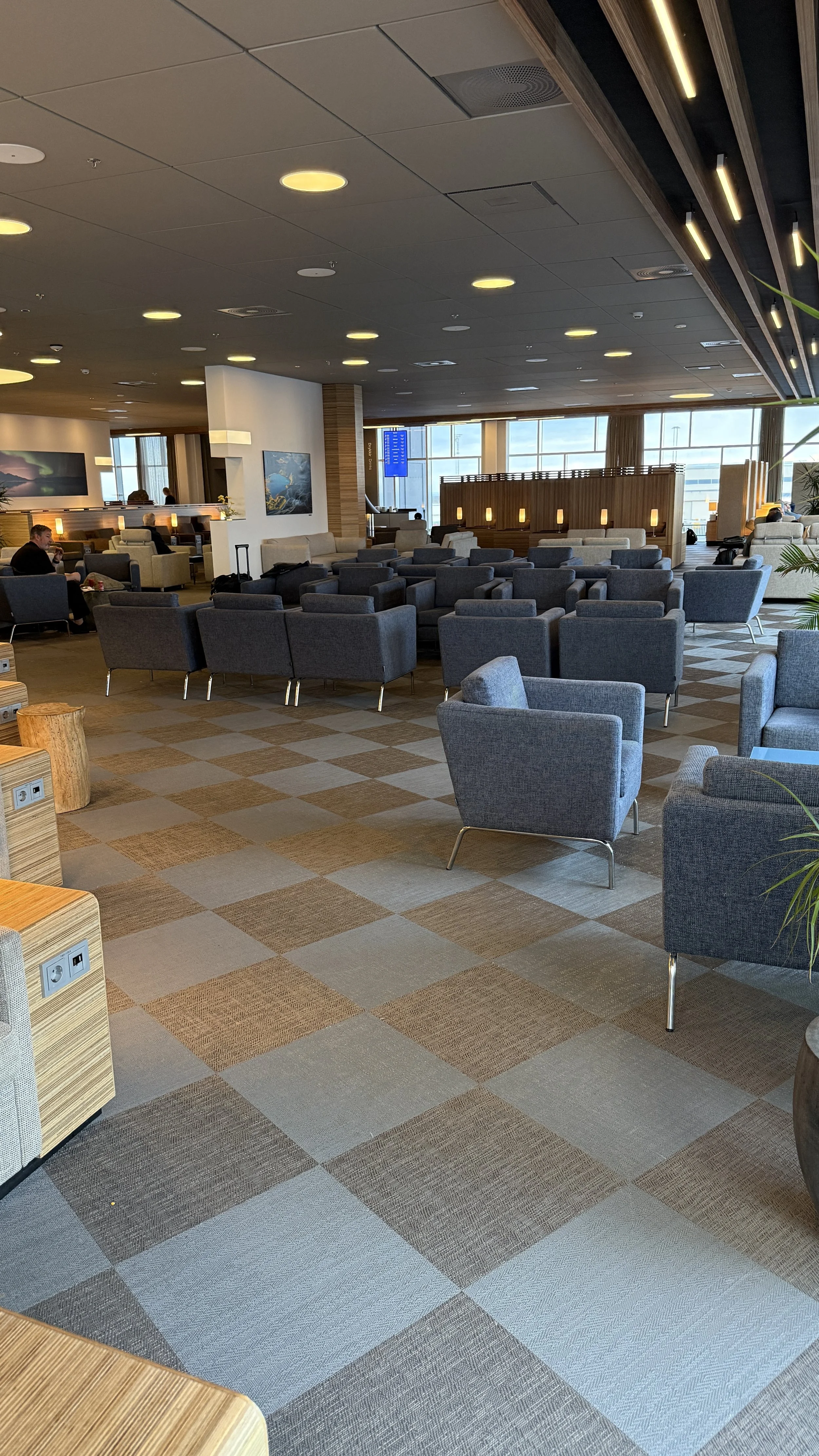 icelandair-saga-lounge-main-seating-overview.jpg