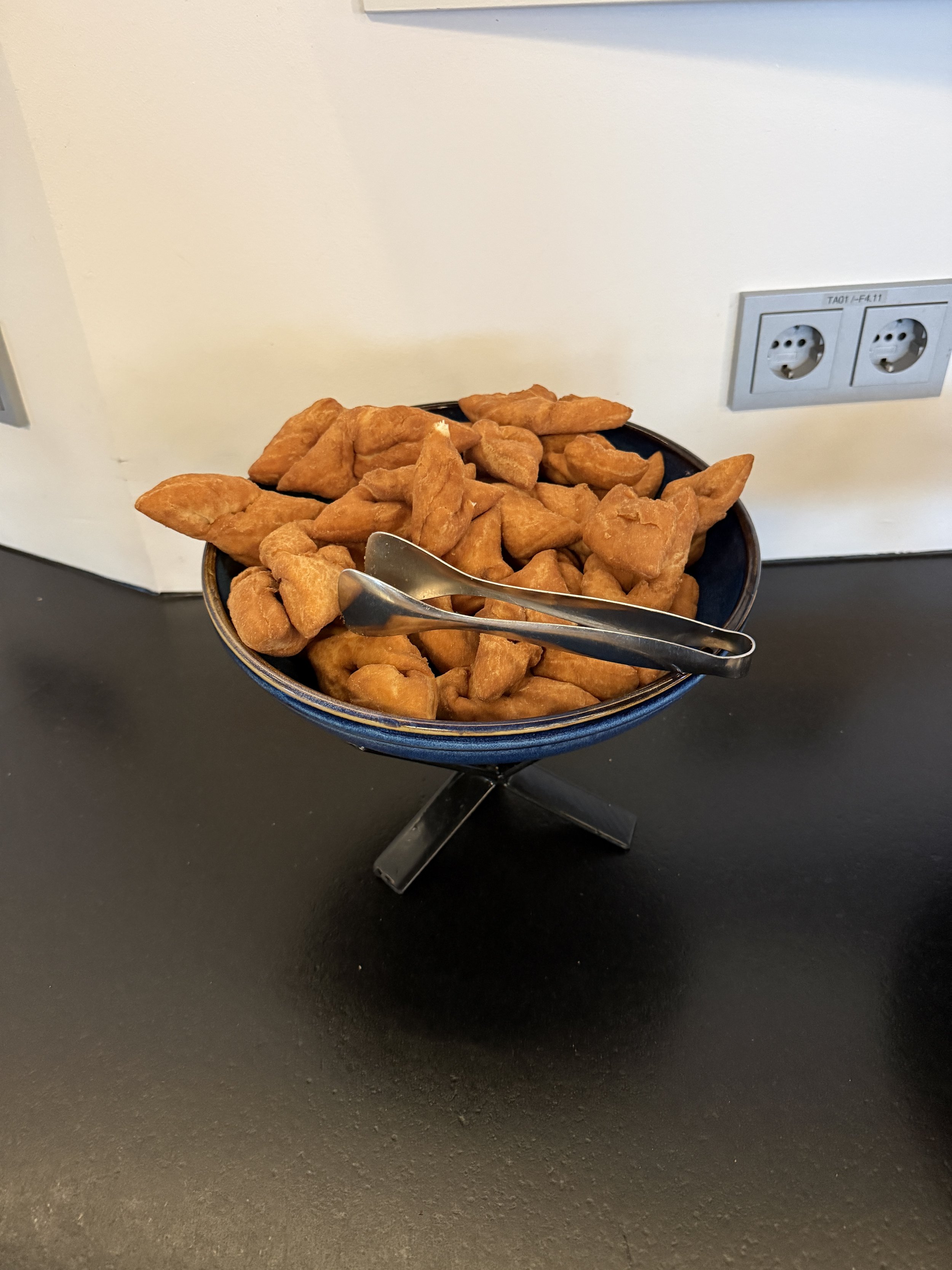 icelandair-saga-lounge-traditional-icelandic-snacks.JPG