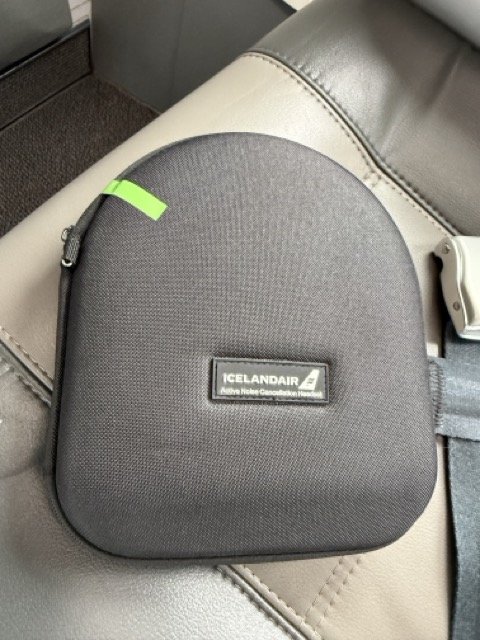 icelandair-saga-premium-noise-cancelling-headphones-case..jpeg