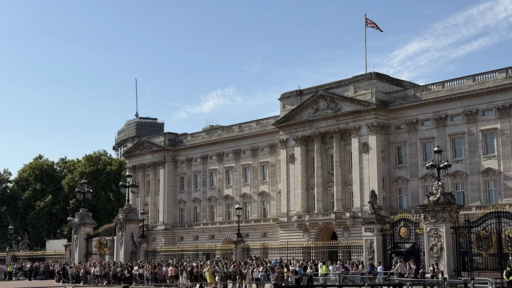 buckingham-palace-london-crowds.jpeg