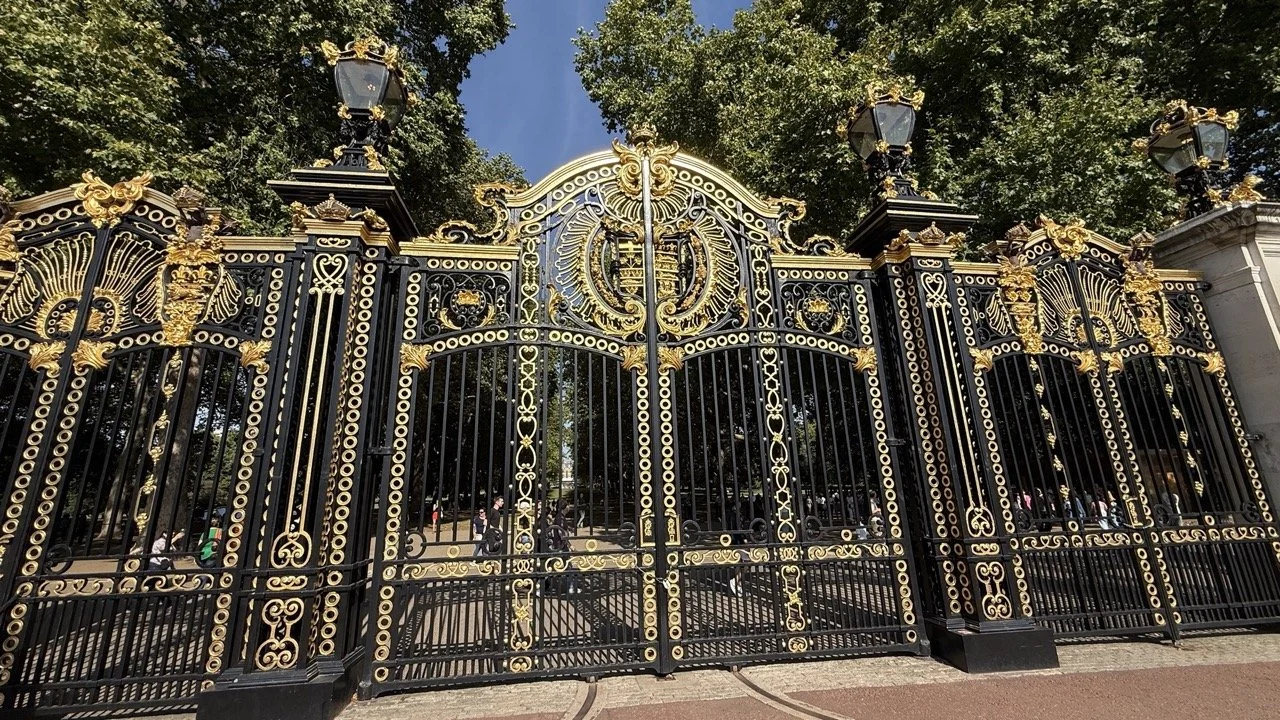 buckingham-palace-victoria-memorial-gates.jpeg