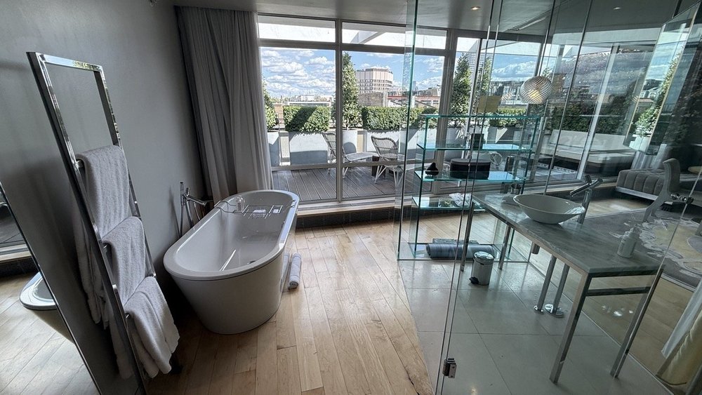 sanderson-london-suite-bathroom-with-terrace.jpeg