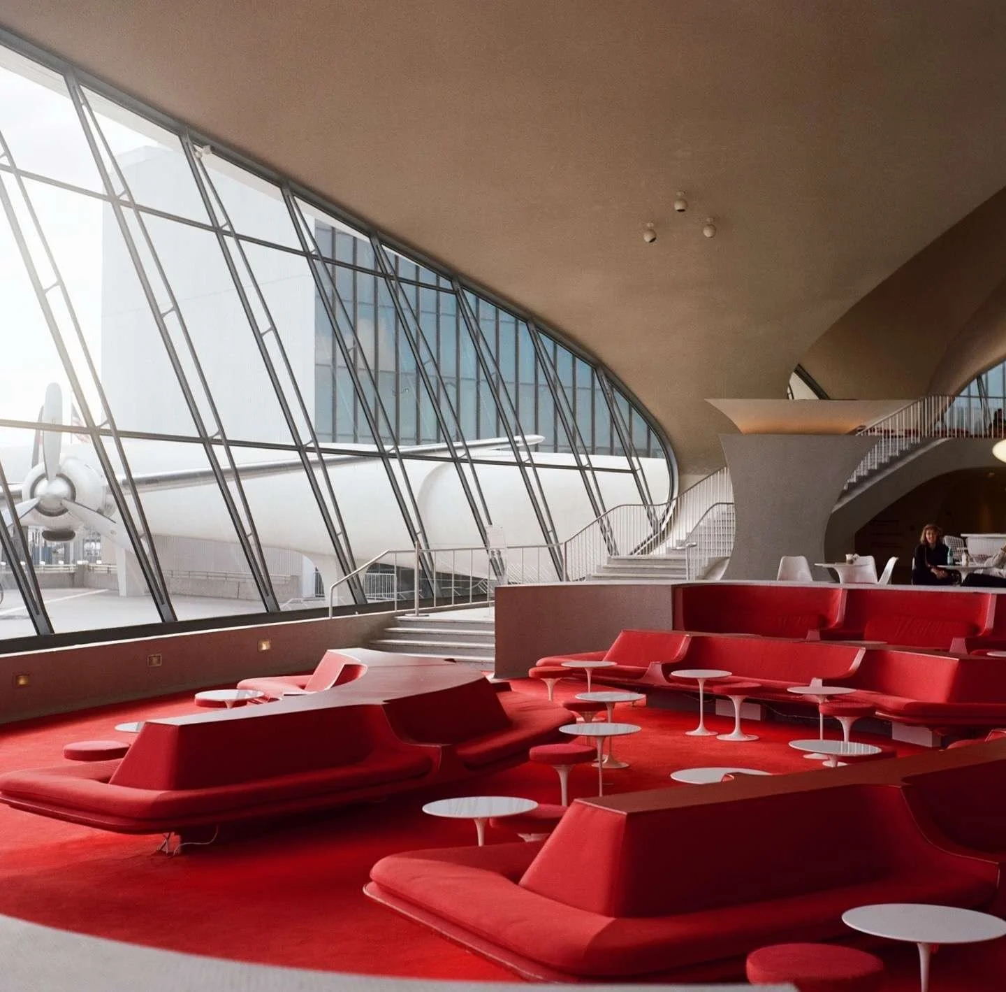 twa-hotel-jfk-interior-red-lounge.jpeg