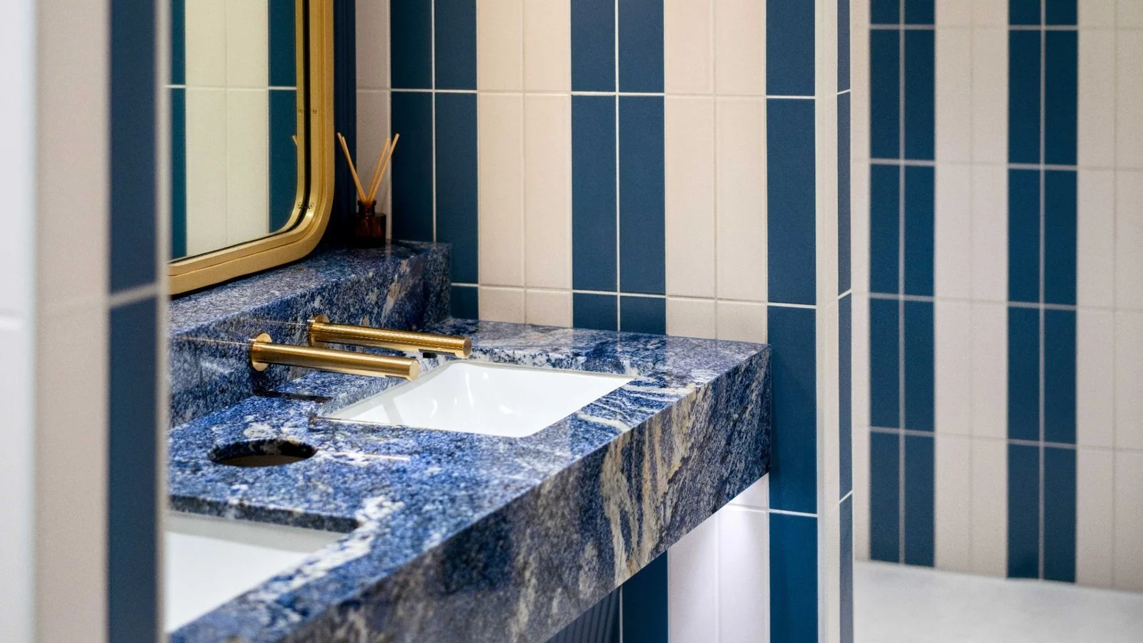 british-airways-miami-lounge-blue-washrooms-banner-1600x900.jpg