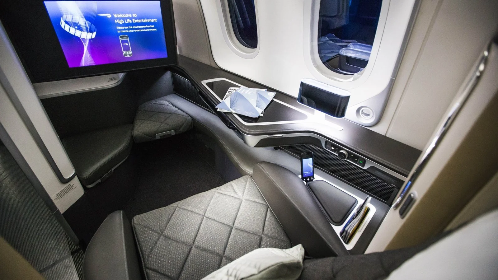 british-airways-787-first-suite-interior-1600x900.jpg