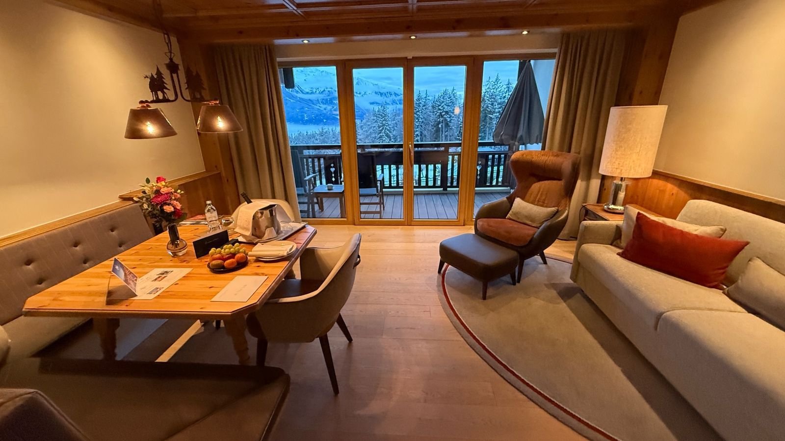 interalpen-hotel-tyrol-deluxe-room-alpine-living-area.jpg