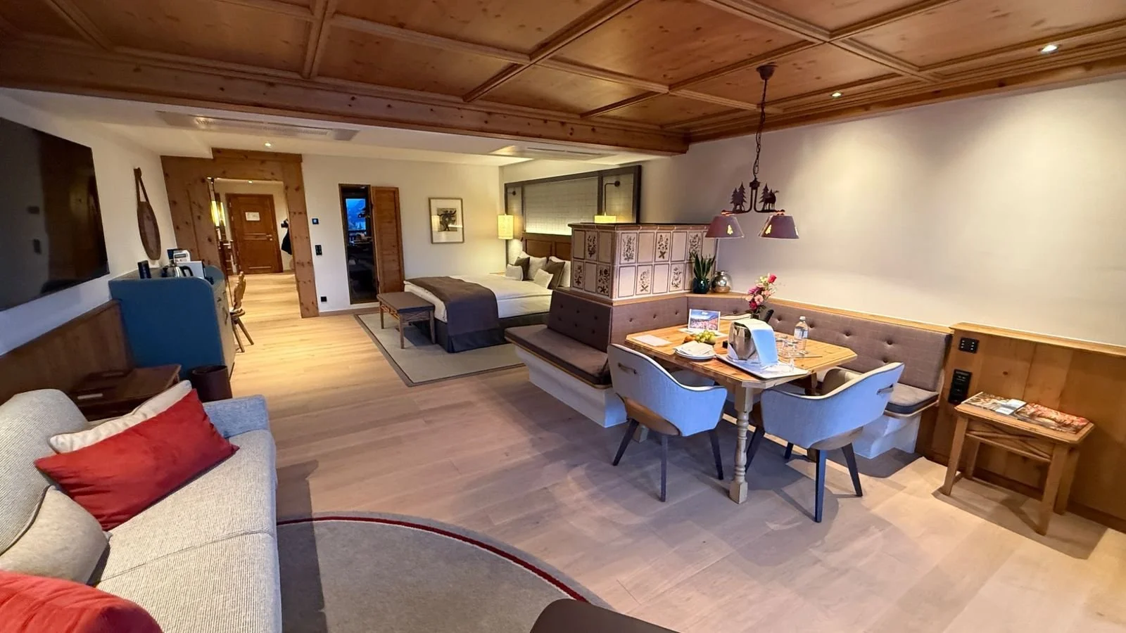 interalpen-hotel-tyrol-deluxe-room-open-plan-suite.jpg