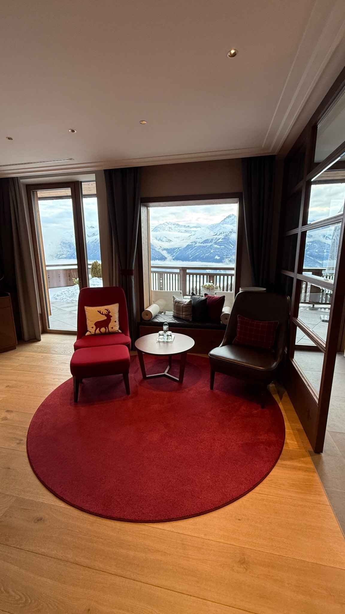interalpen-hotel-tyrol-lodge-floor-seating-area-mountain-view.jpg