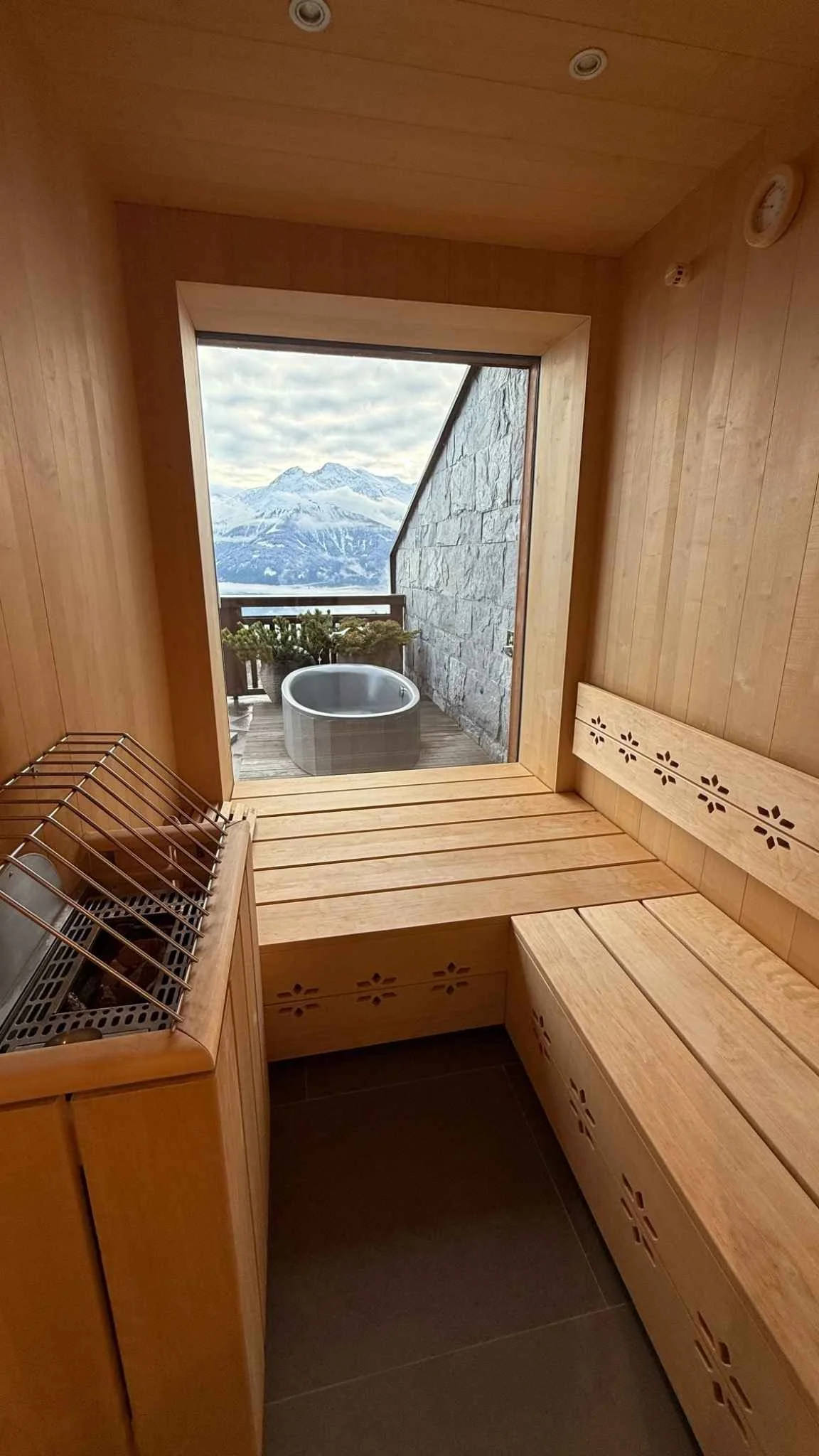 interalpen-hotel-tyrol-private-sauna-with-mountain-view.jpg
