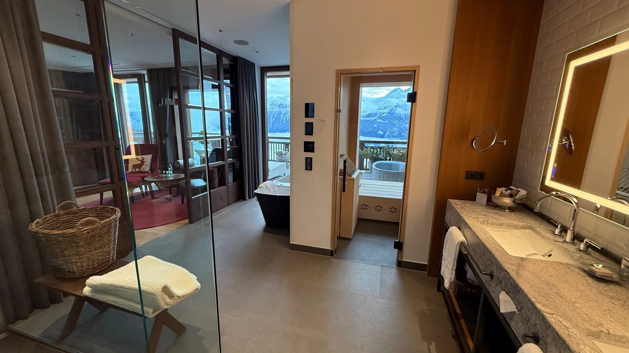 interalpen-hotel-tyrol-luxury-suite-bathroom-mountain-view.jpg