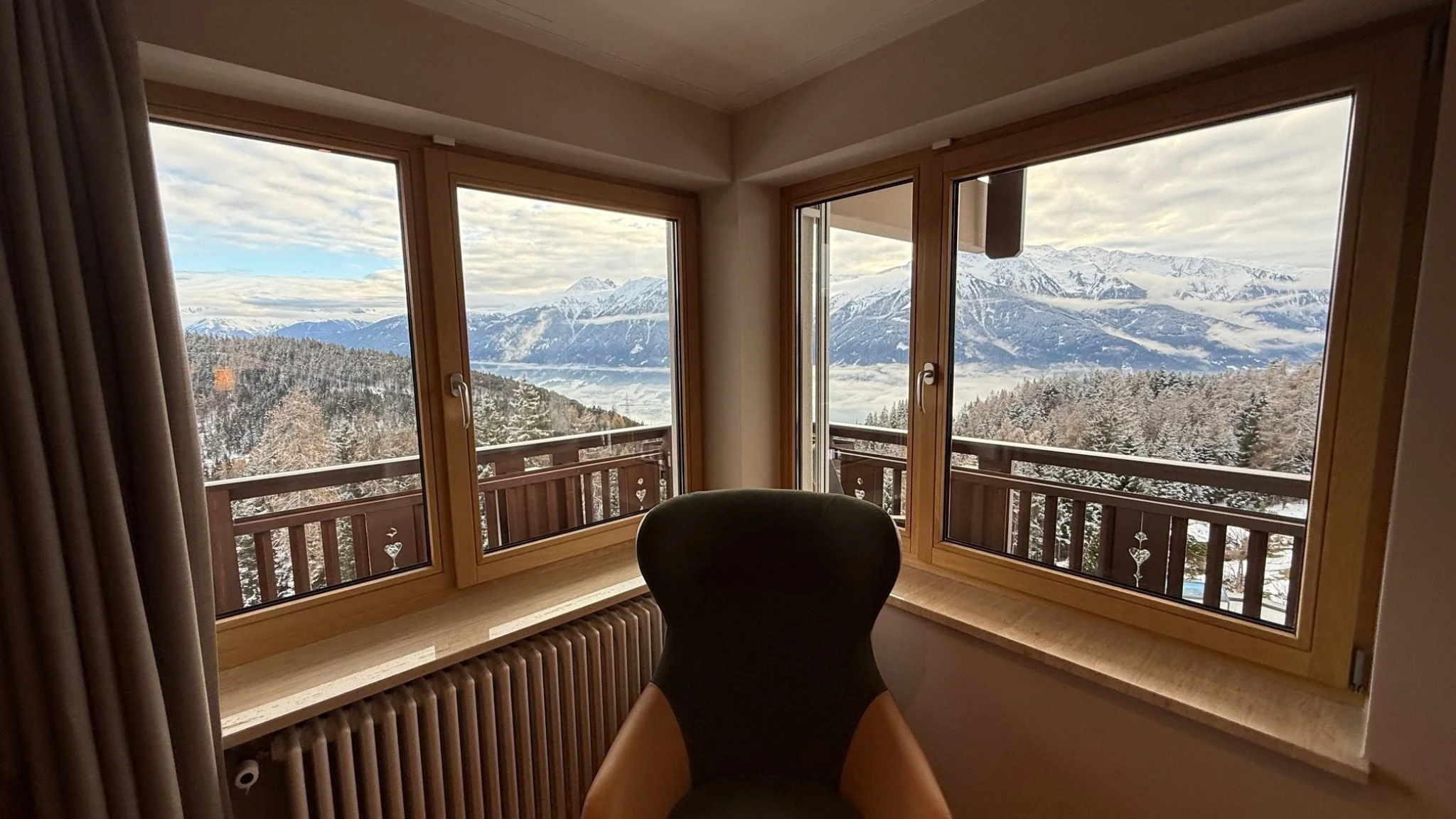 interalpen-hotel-tyrol-alpine-suite-window-view.jpg