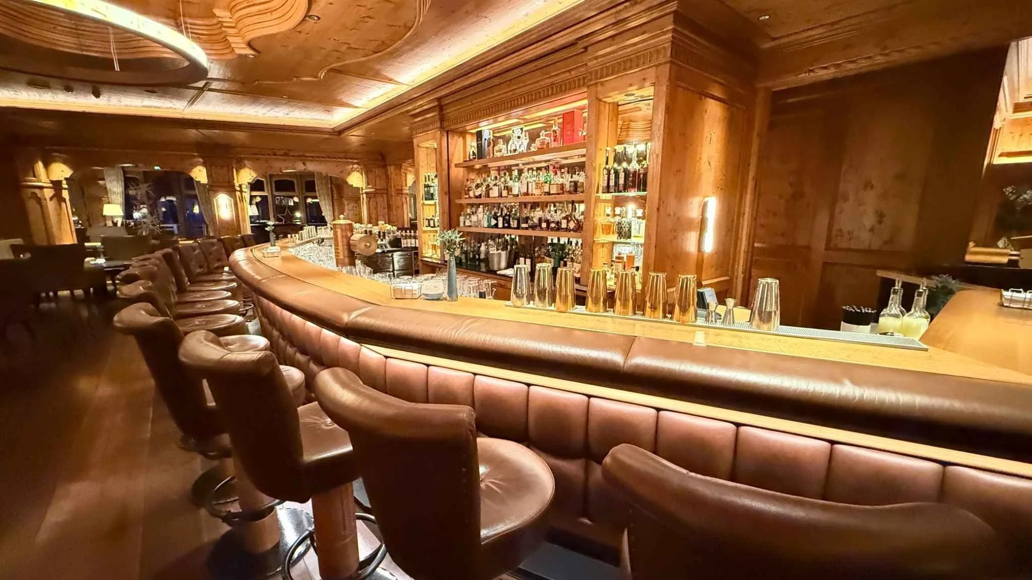 interalpen-hotel-tyrol-bar-counter-and-backbar.jpg
