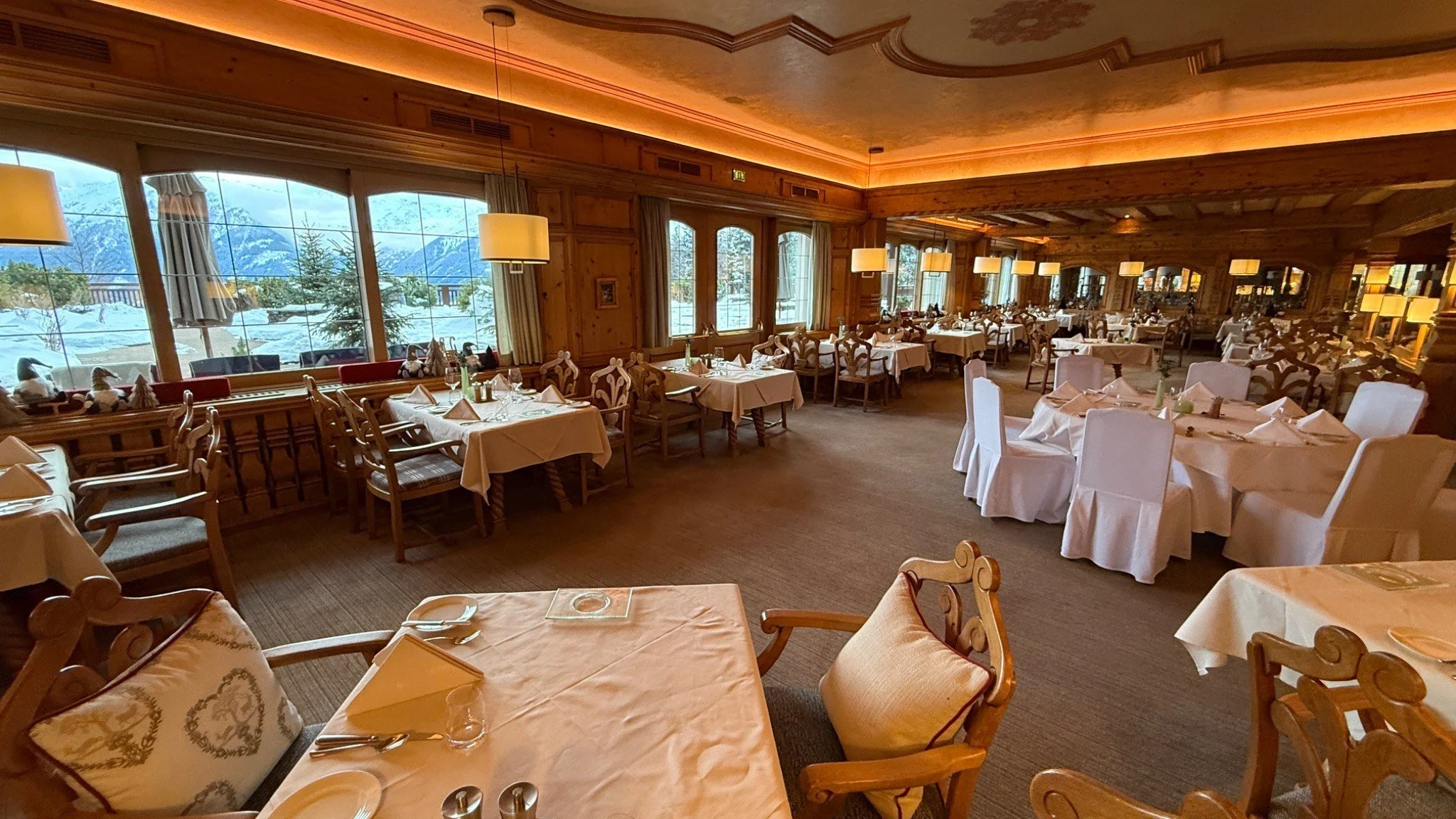 interalpen-hotel-tyrol-alpine-restaurant-mountain-view.jpg