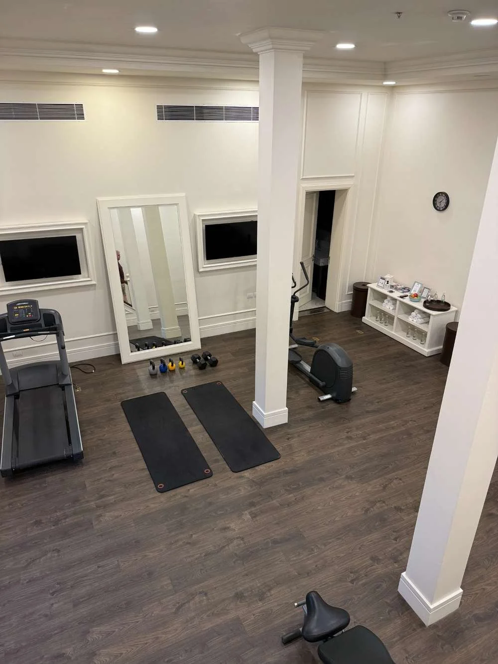 luxury-hotel-gym-private-fitness-room.jpg