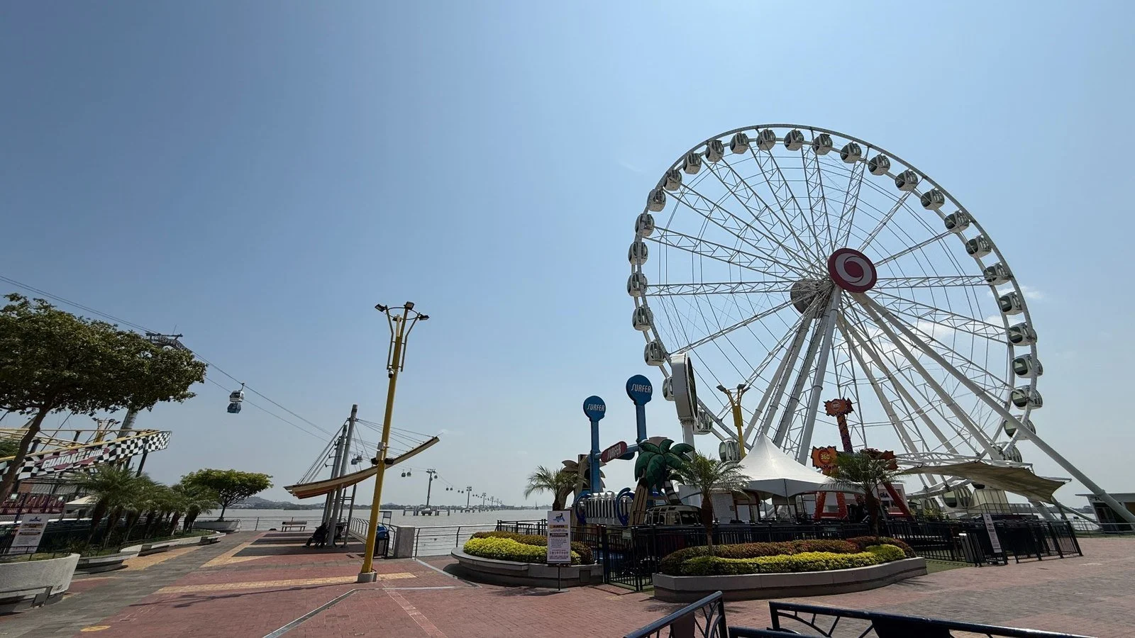 guayaquil-ferris-wheel-malecon-2000.jpg