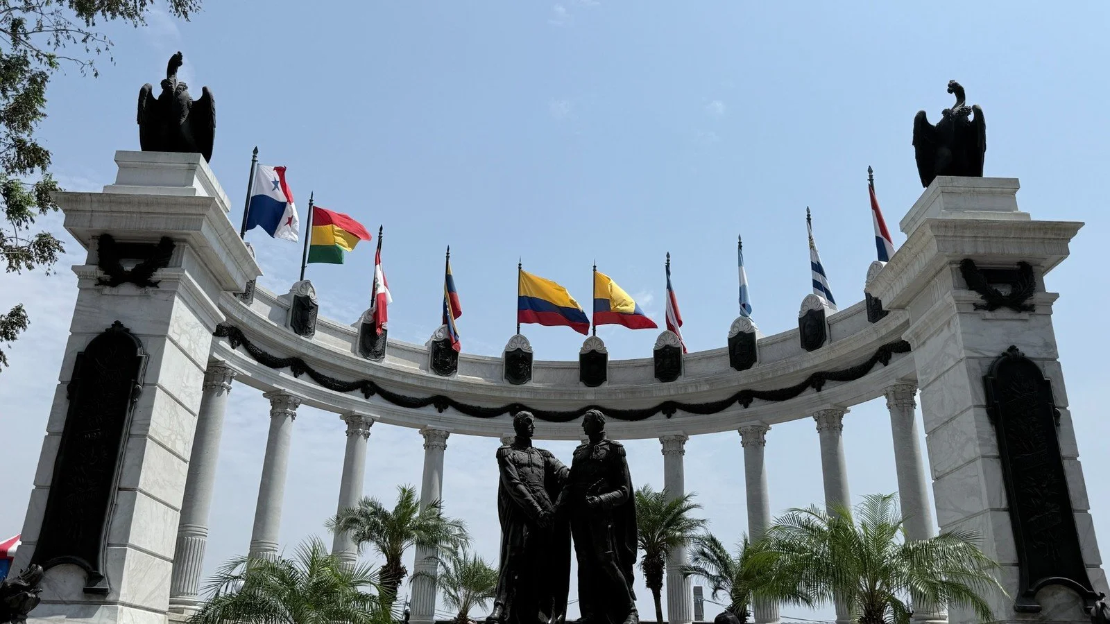 guayaquil-hemiciclo-la-rotonda-monument.jpg