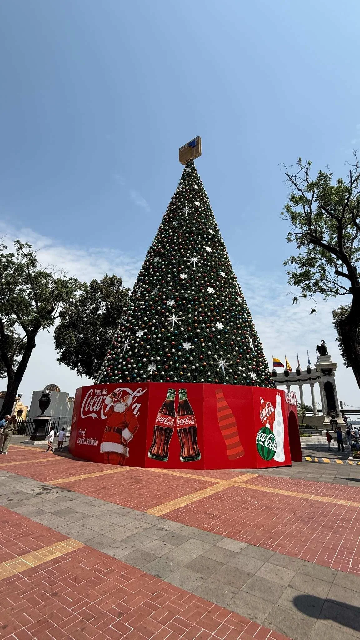 guayaquil-christmas-tree-coca-cola-plaza.jpg