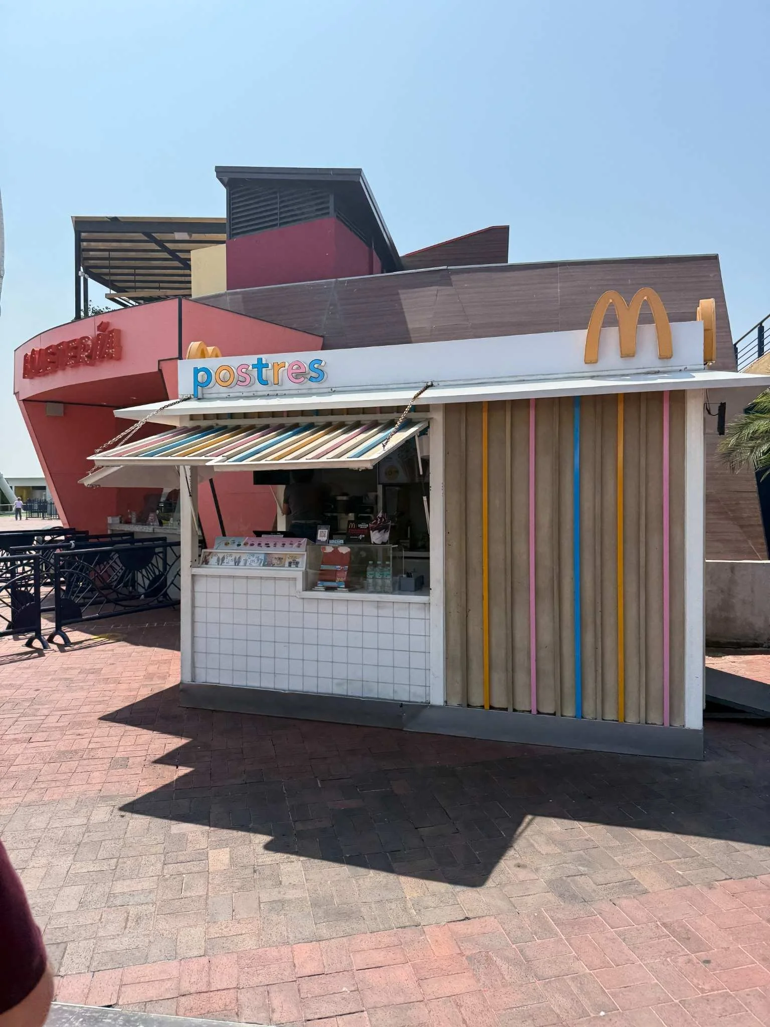 guayaquil-mcdonalds-postres-kiosk-malecon.jpg