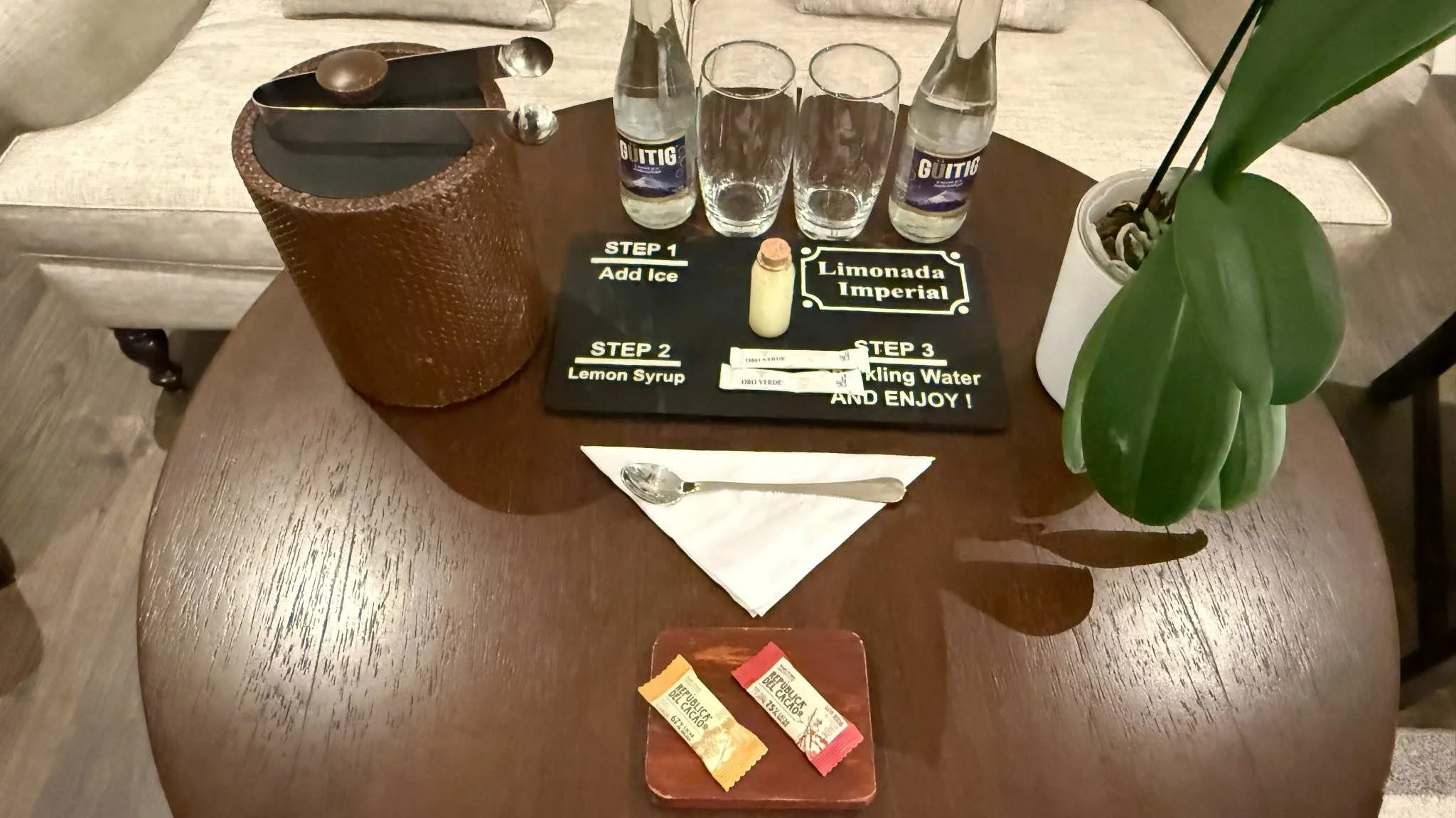 hotel-del-parque-guayaquil-limonada-imperial-table-setup.jpg
