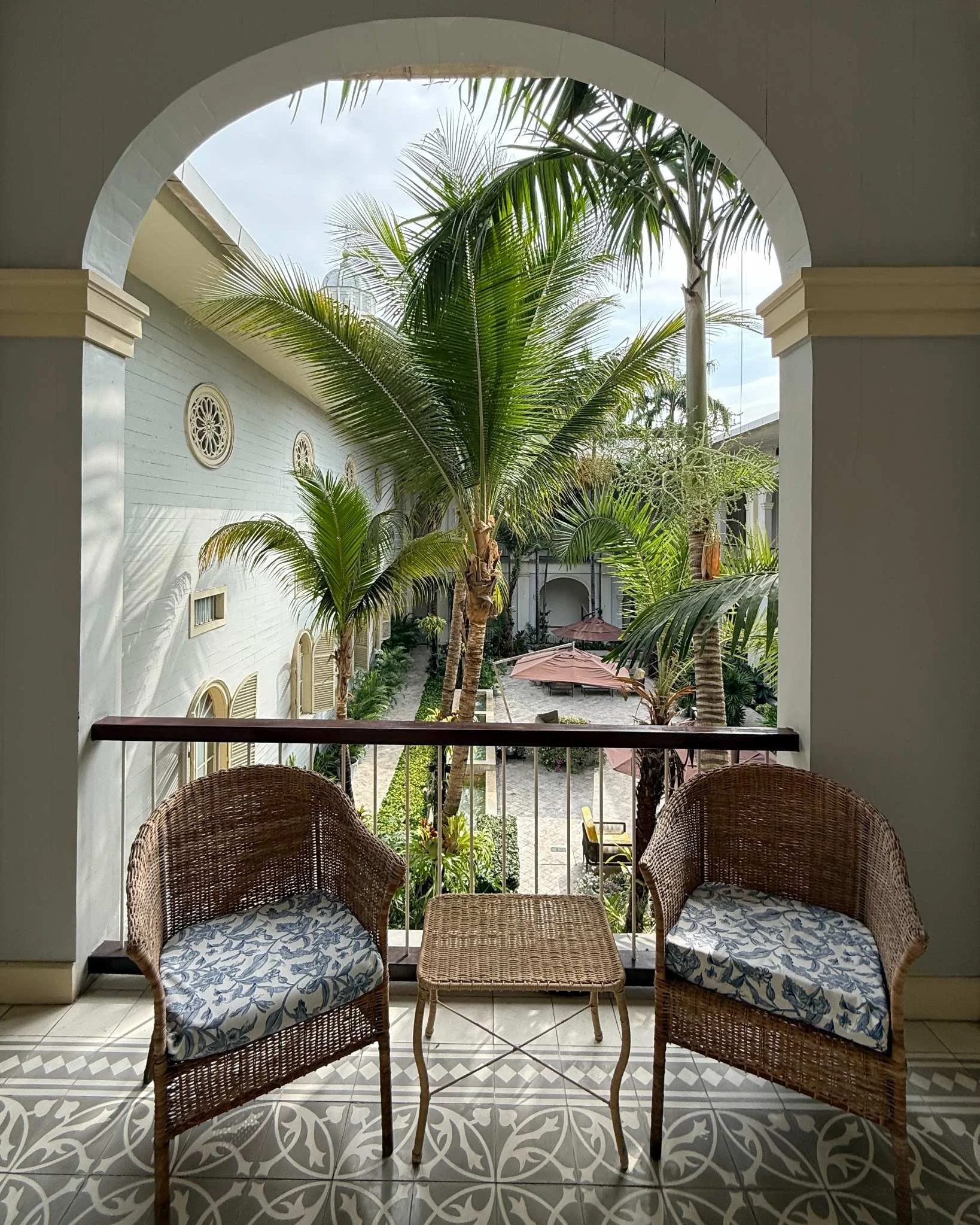 hotel-del-parque-guayaquil-balcony-seating-courtyard-view.jpg