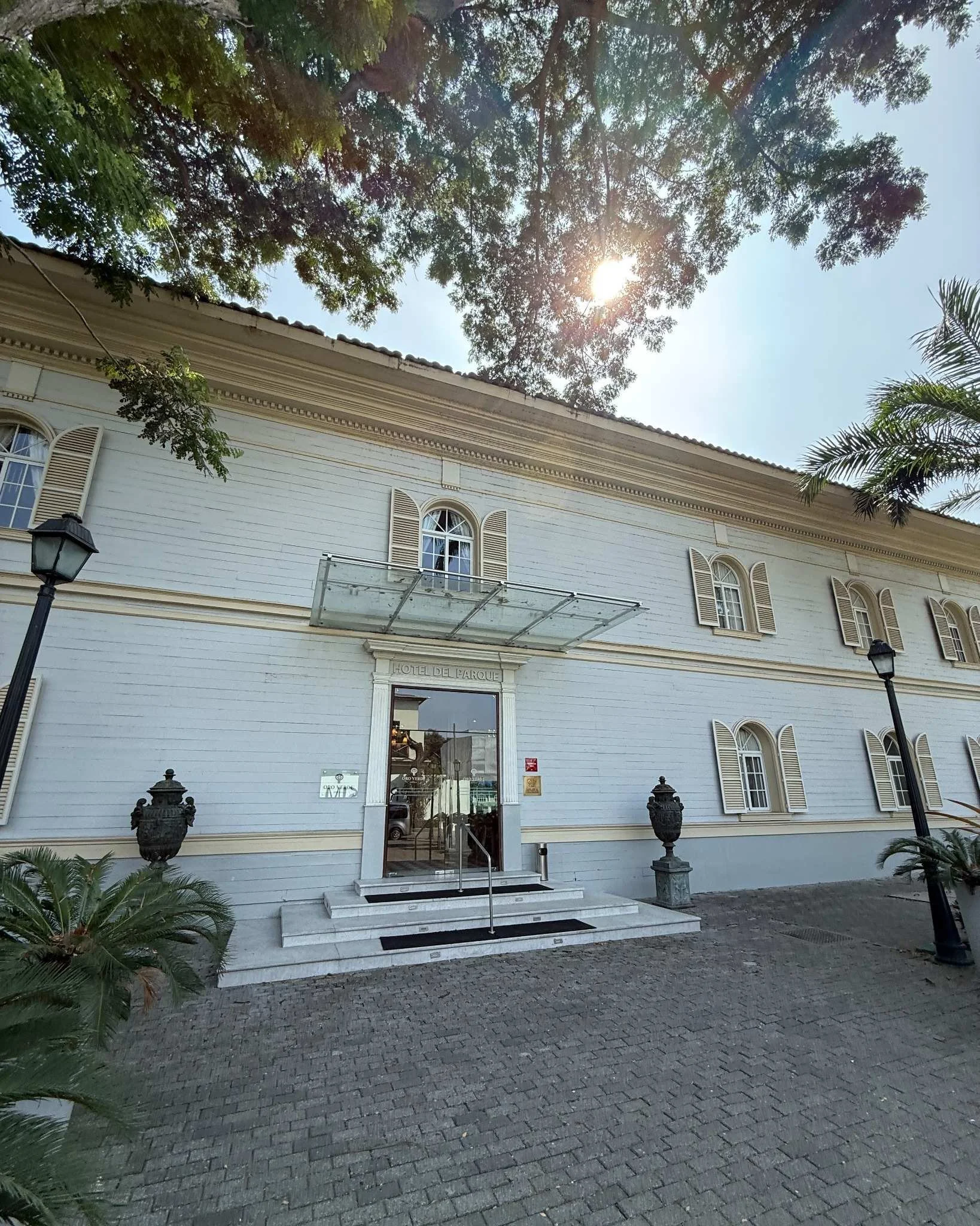 hotel-del-parque-guayaquil-main-entrance-exterior.jpg