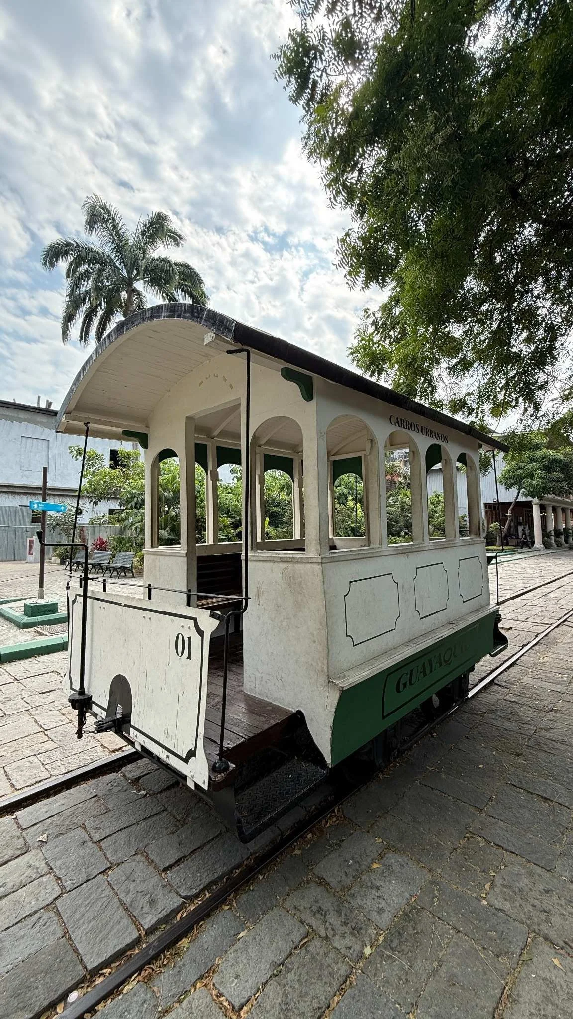 parque-historico-guayaquil-vintage-tram-carros-urbanos.jpg