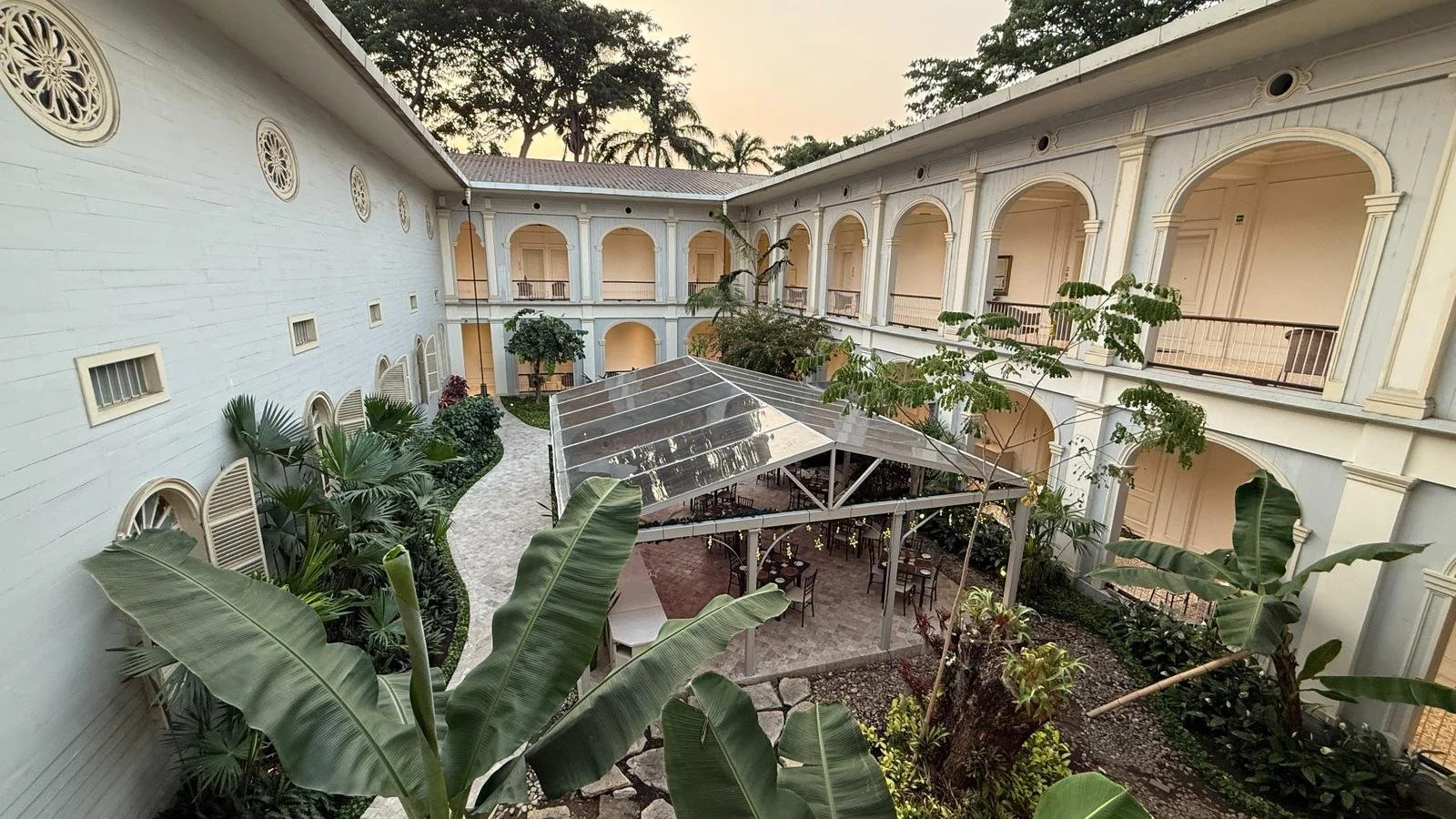 hotel-del-parque-guayaquil-inner-courtyard.jpg