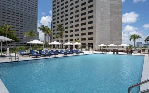 intercontinental-miami-pool-sundeck.jpg