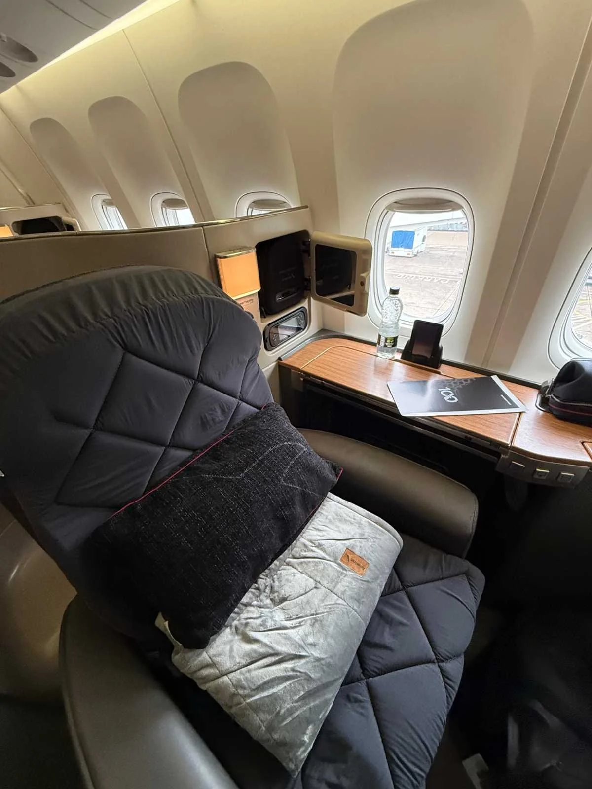 american-airlines-first-class-window-seat-detail-777-300er.jpg