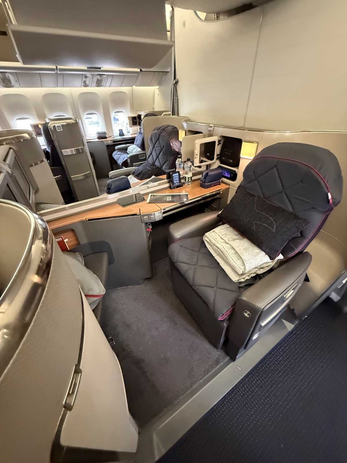 american-airlines-first-class-seat-777-300er-cabin.jpg