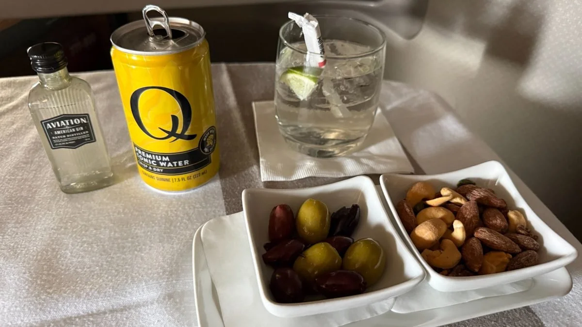 american-airlines-first-class-drinks-snacks-777-300er-london-miami.jpg