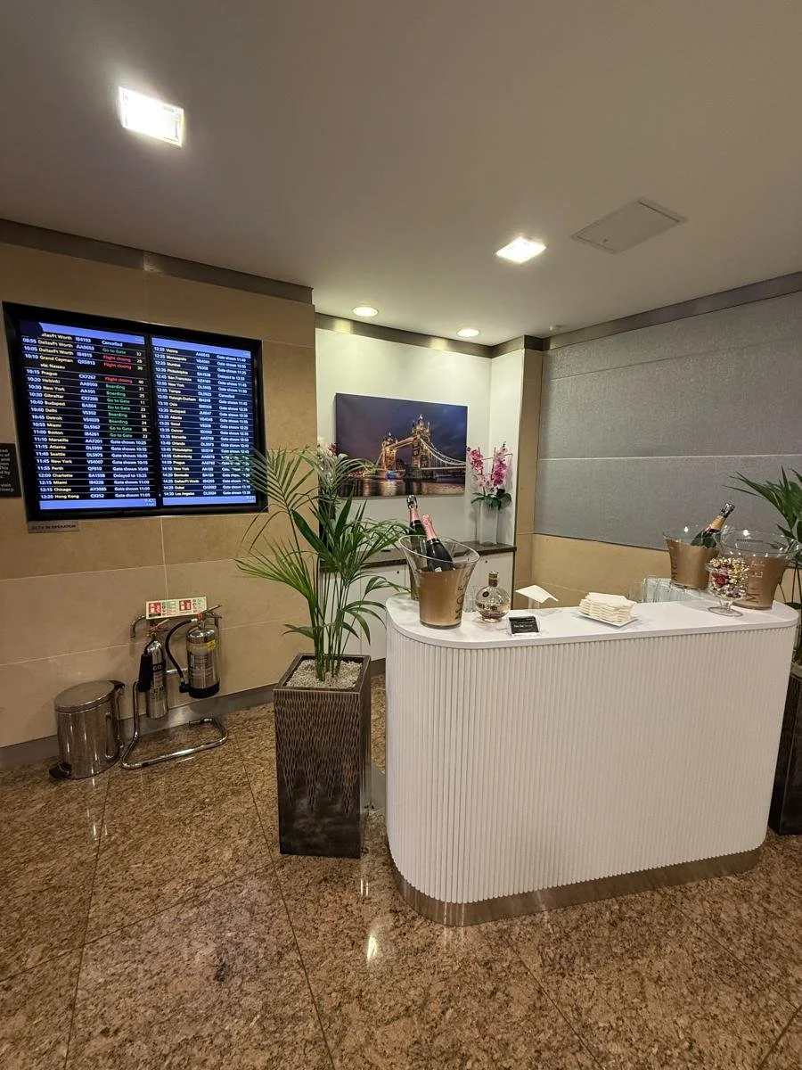 admirals-club-first-class-lounge-champagne-bar.jpg