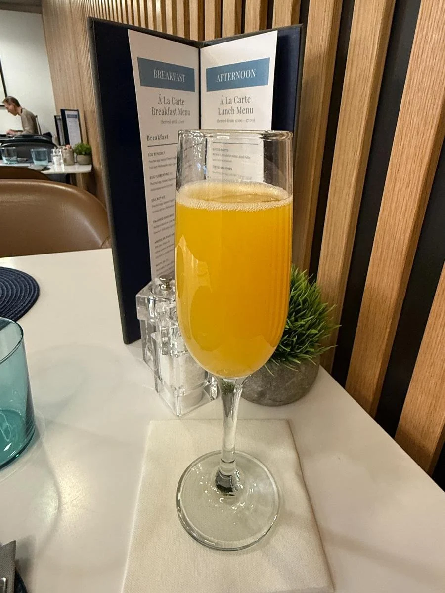 admirals-club-first-class-lounge-champagne.jpg