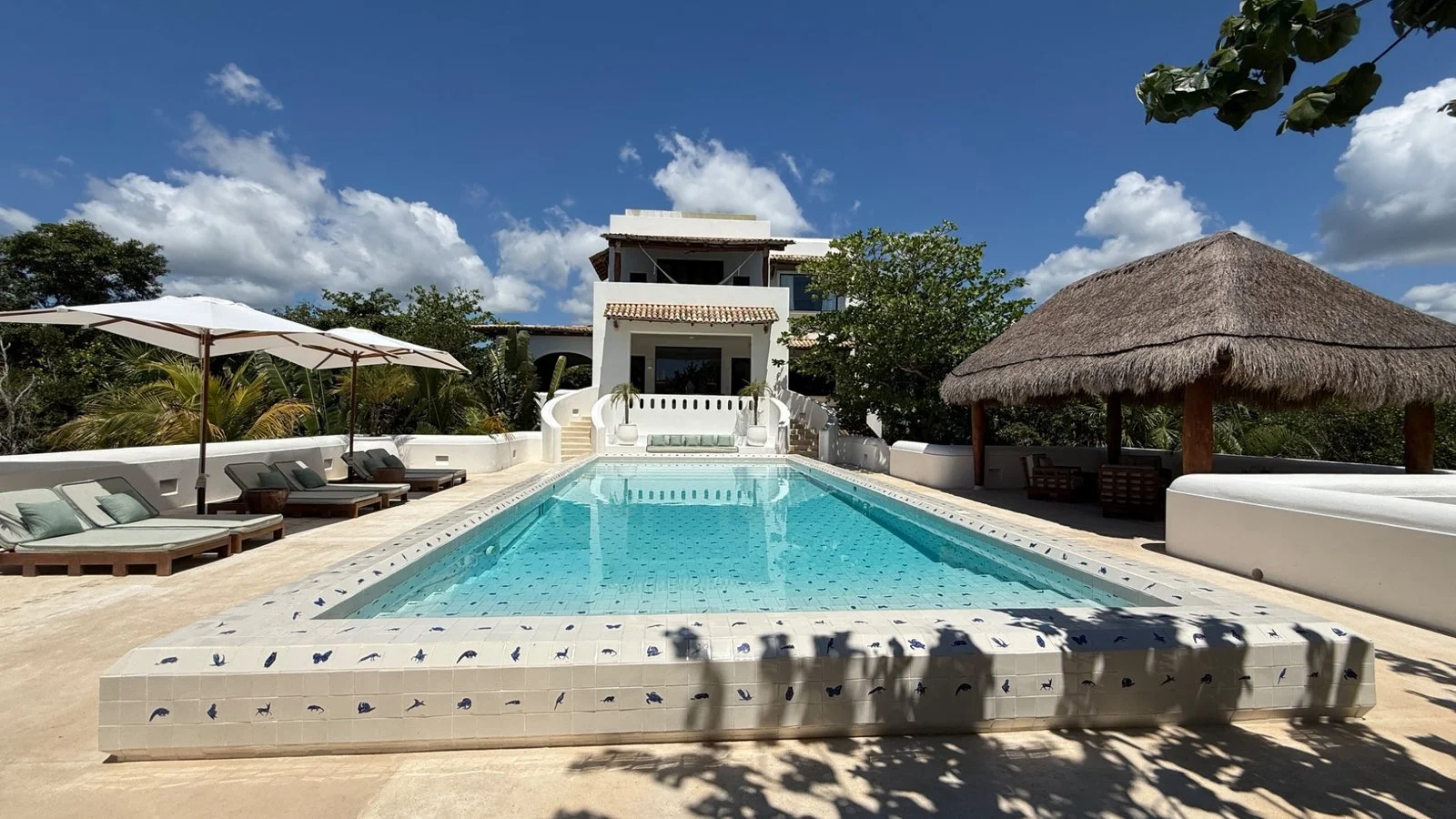 Private villa with outdoor swimming pool, sun loungers and tropical landscaping in Mexico - Hotel Esencia