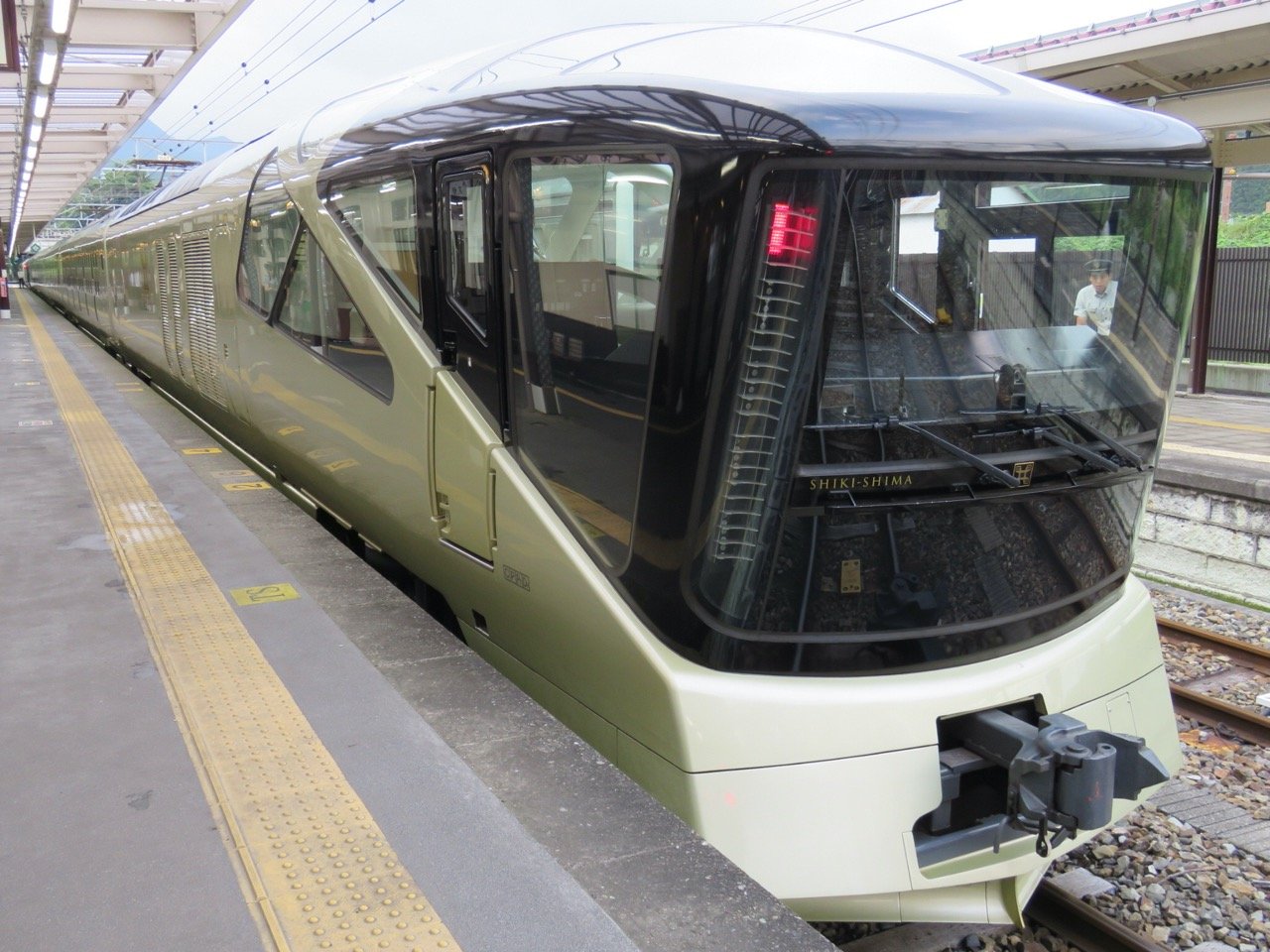 Train Suite Shiki-Shima