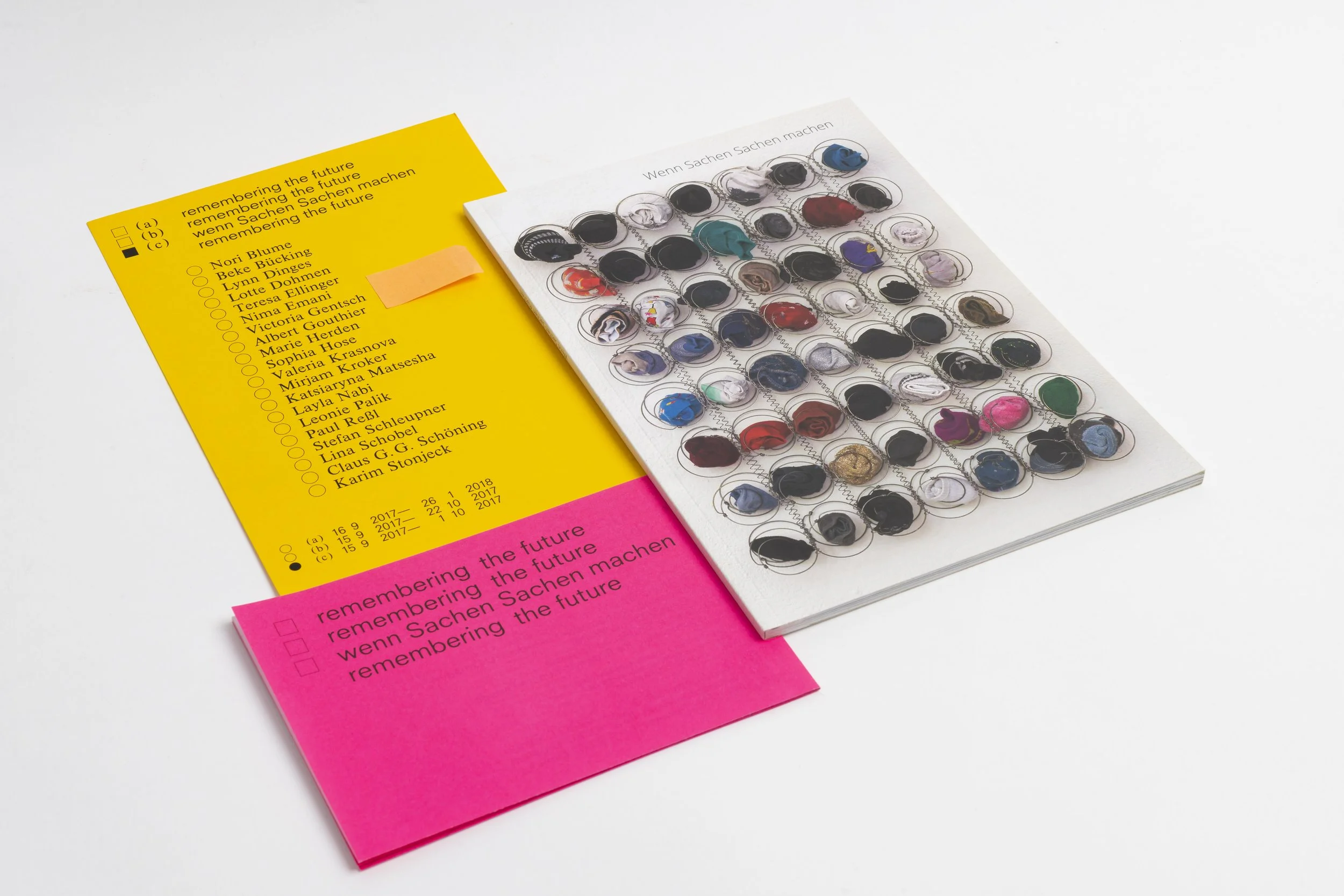 Broschüre remembering the future - wenn Sachen Sachen machen mit 'Sockensammlung' auf dem Cover