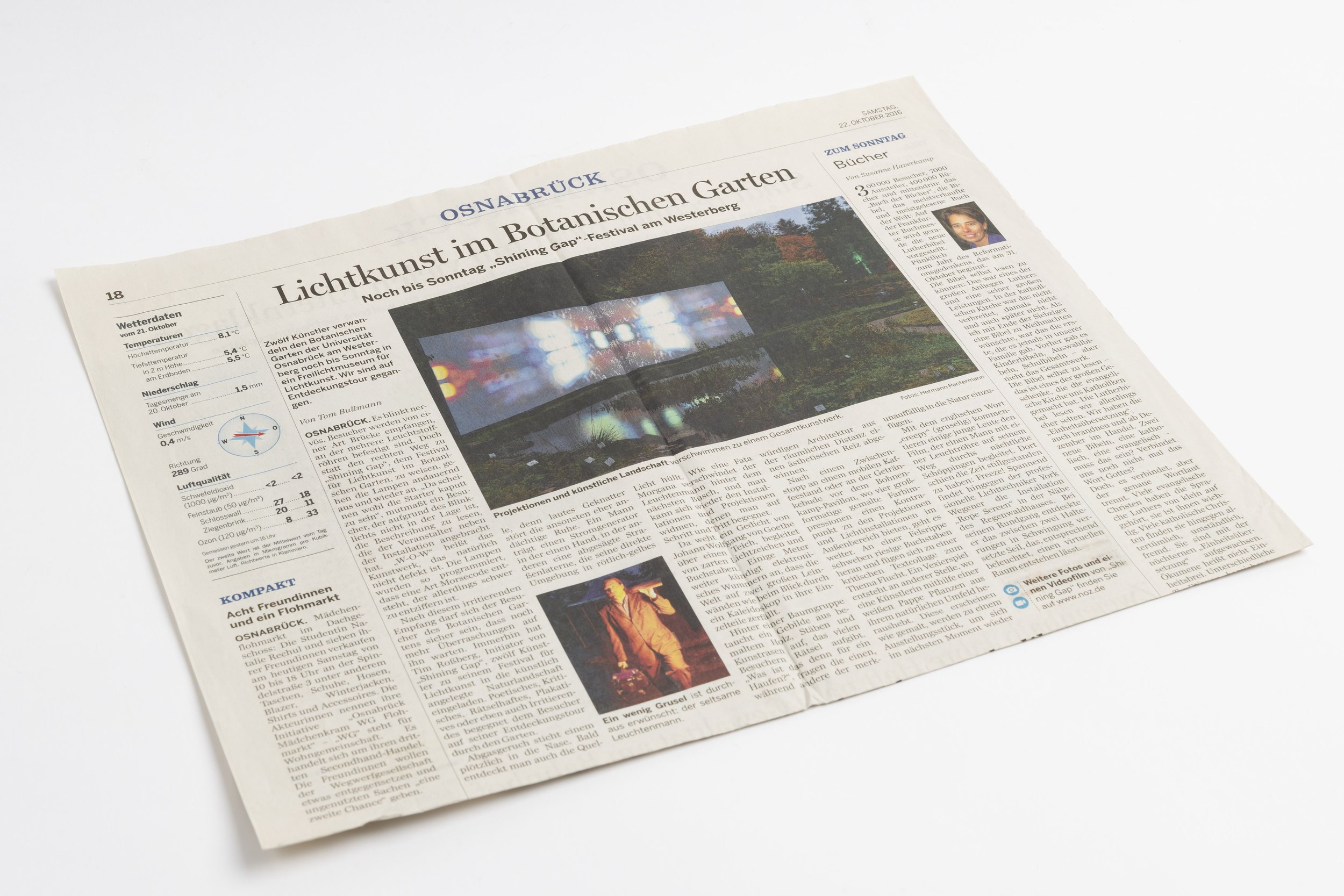 Zeitungsartikel mit einer Ansicht der Installation 'Im Fluss'