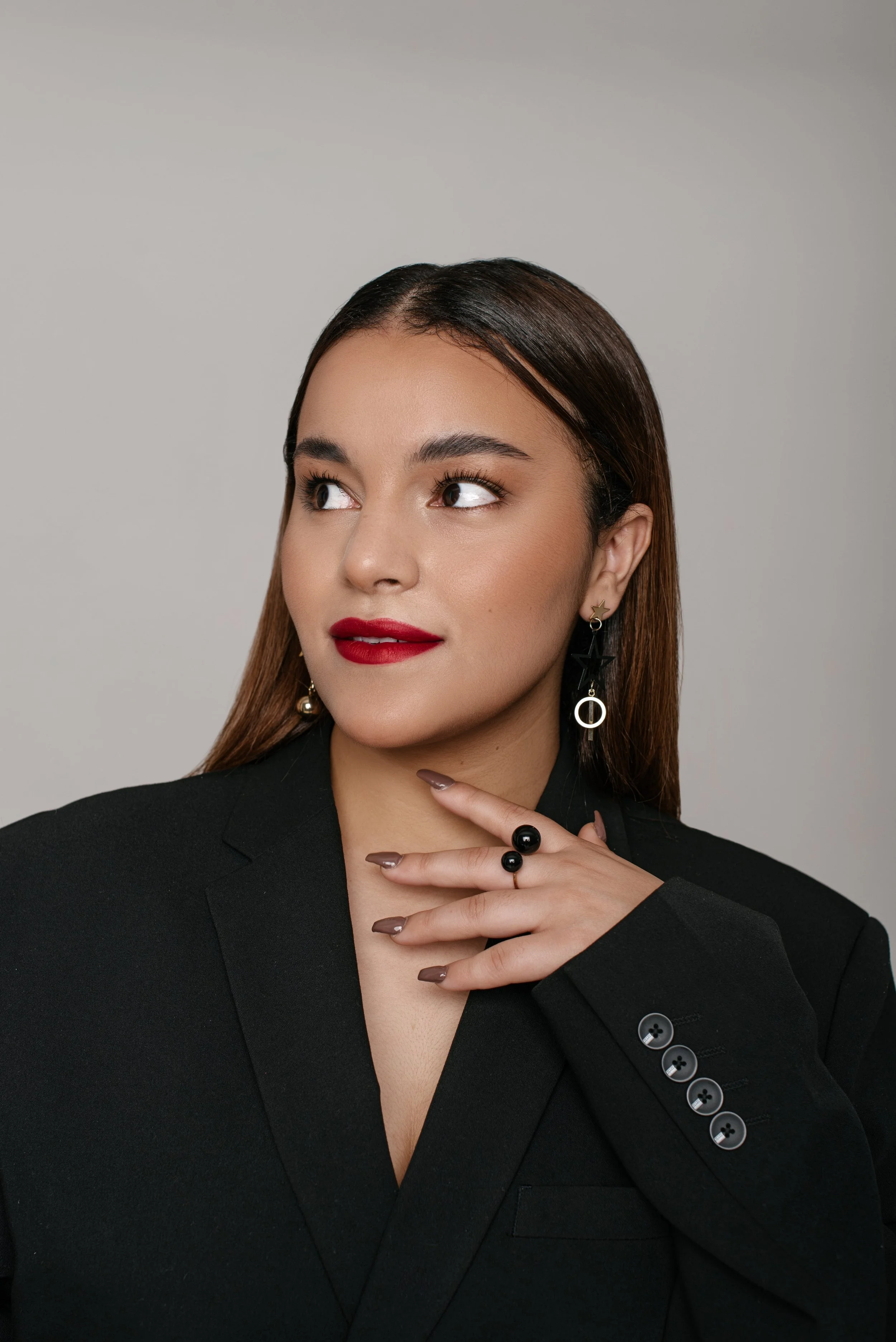 Retrato de uma mulher linda com lábios vermelhos e uma roupa elegante