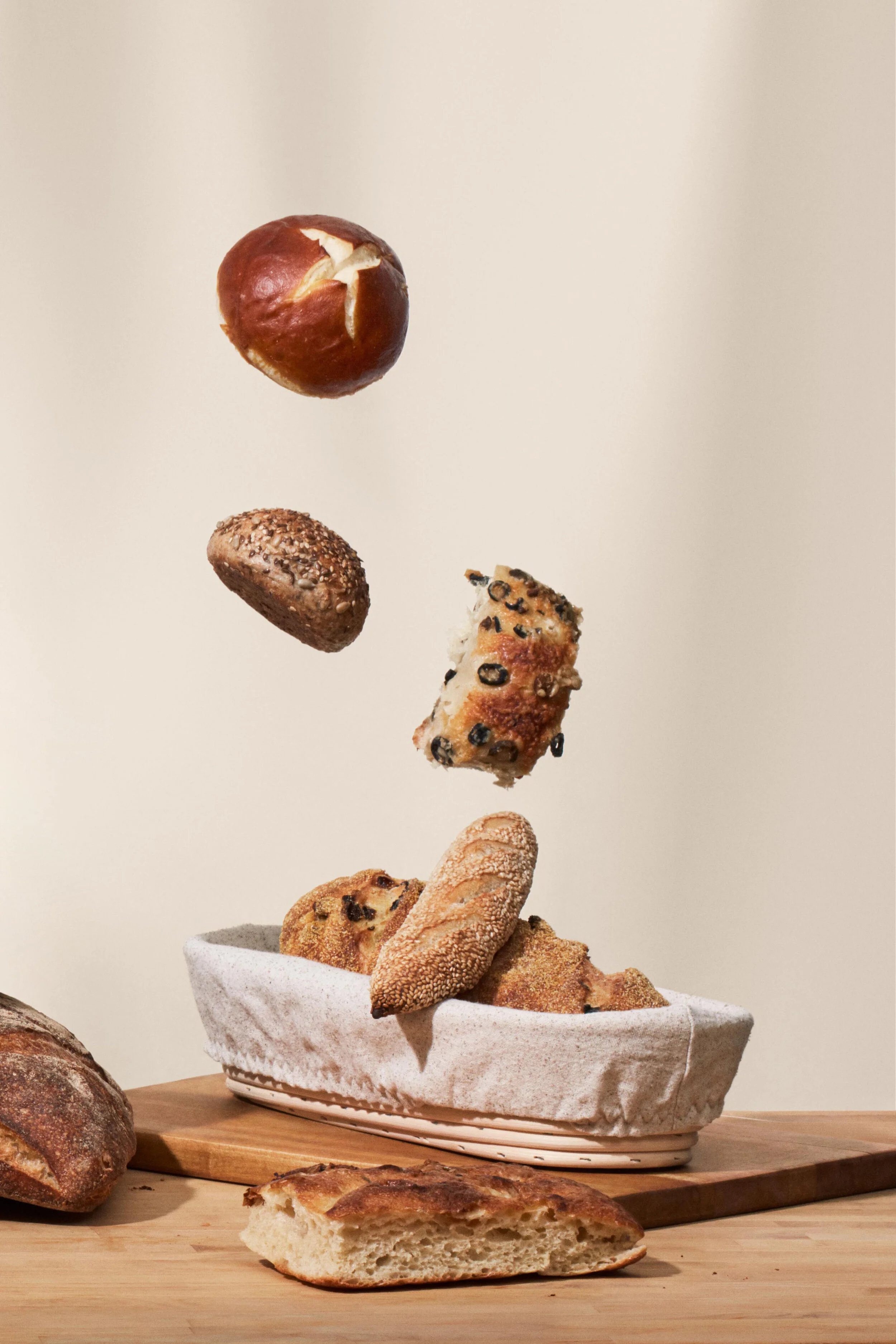 Plusieurs viennoiseries qui tombent dans un panier.