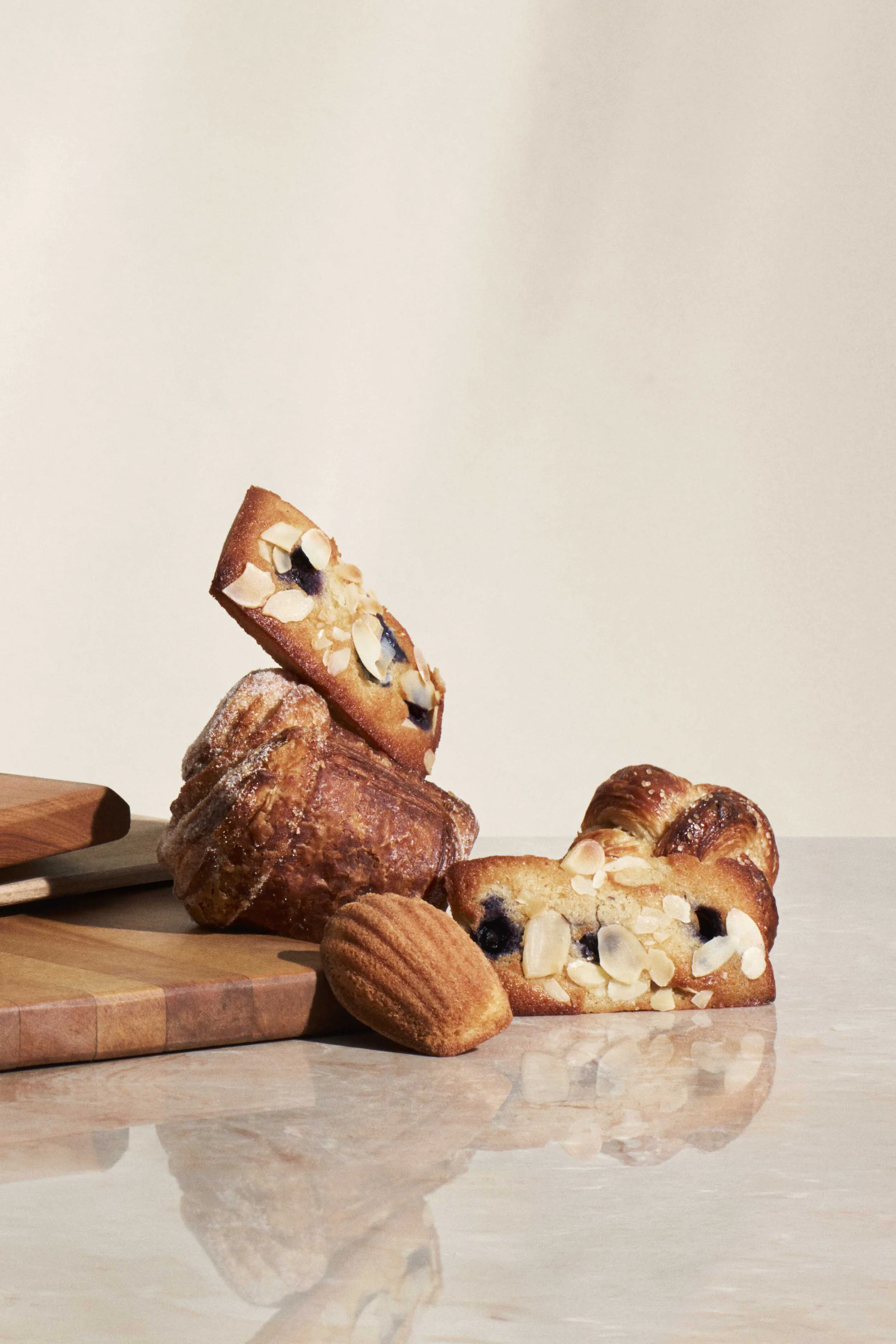 Des pâtisseries empilées sur une table.