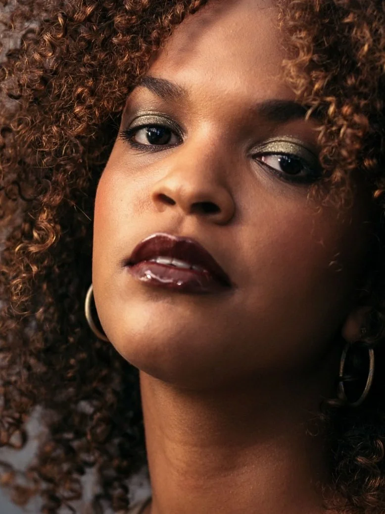 Portrait en studio d'une top model afro-américaine maquillée