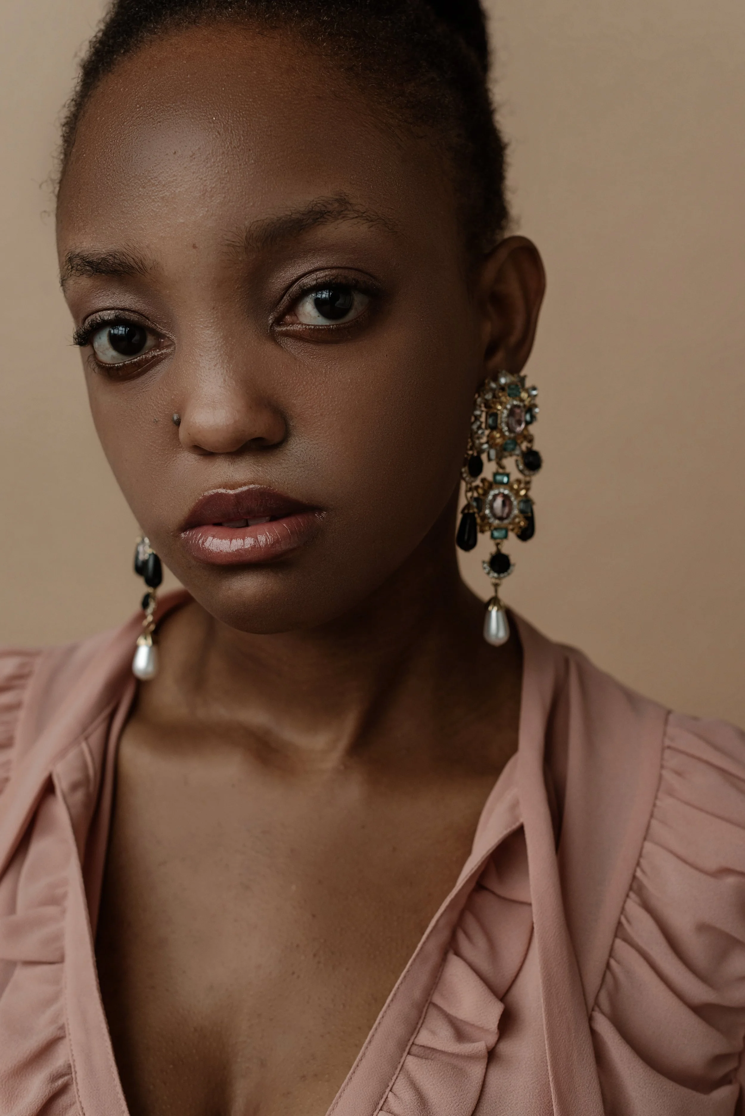 Portrait d'un jeune fille africaine portant des boucles d'oreille.