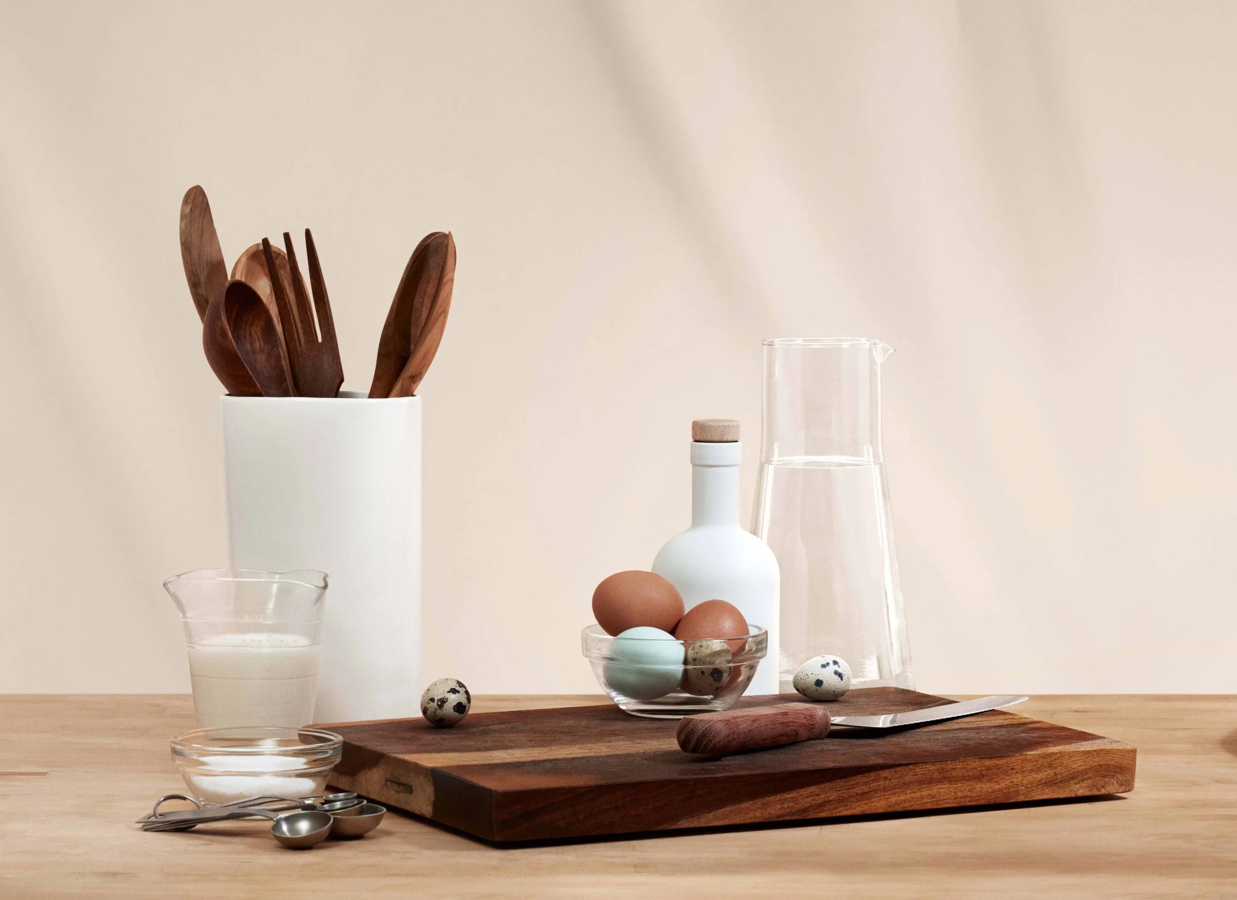 Ingredientes e utensílios de cozinha para panificação.