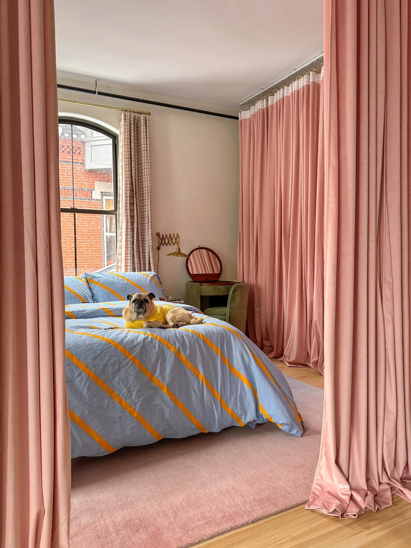 Happy weekend from Ari 🤗