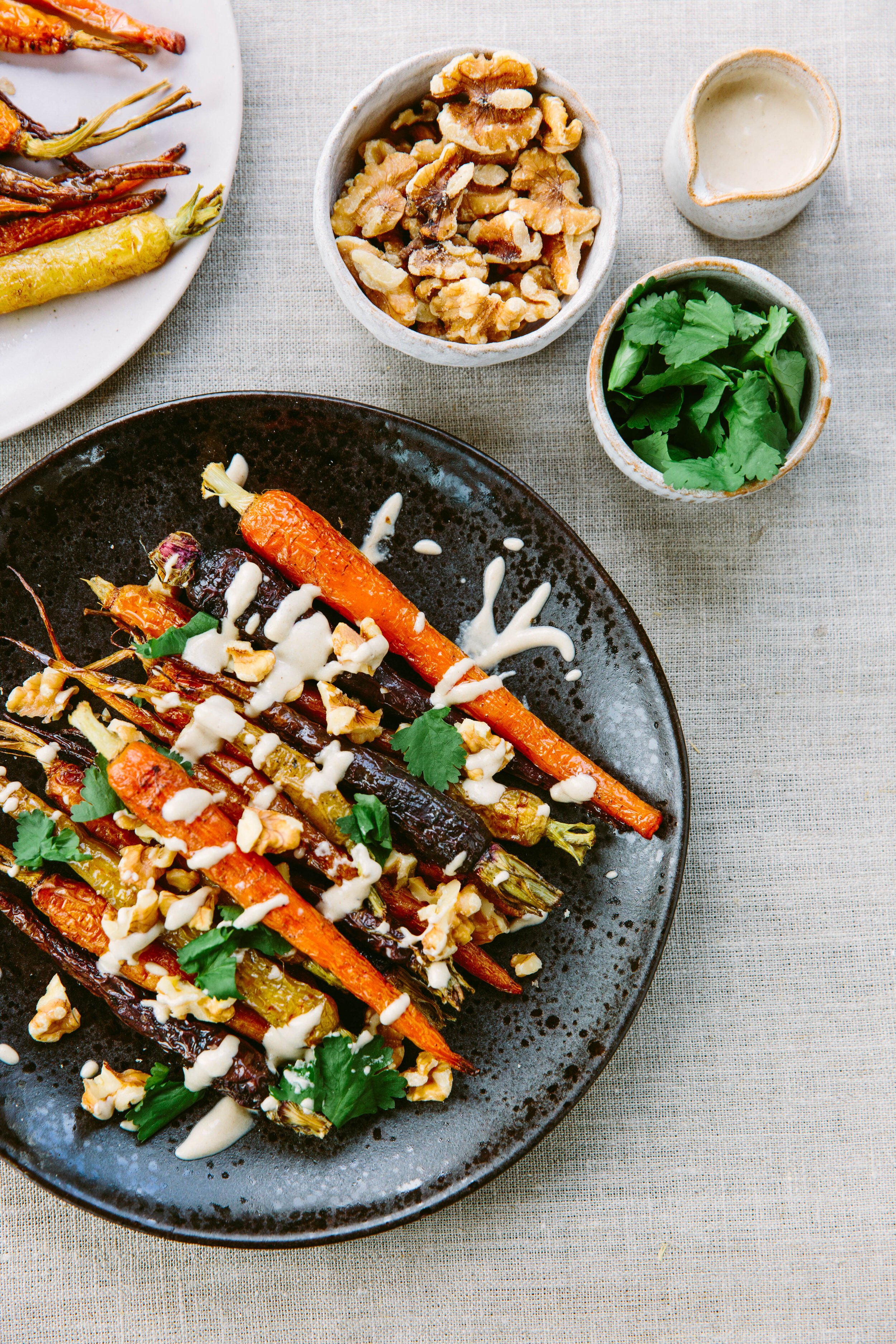 Cenouras assadas com nozes e tahini