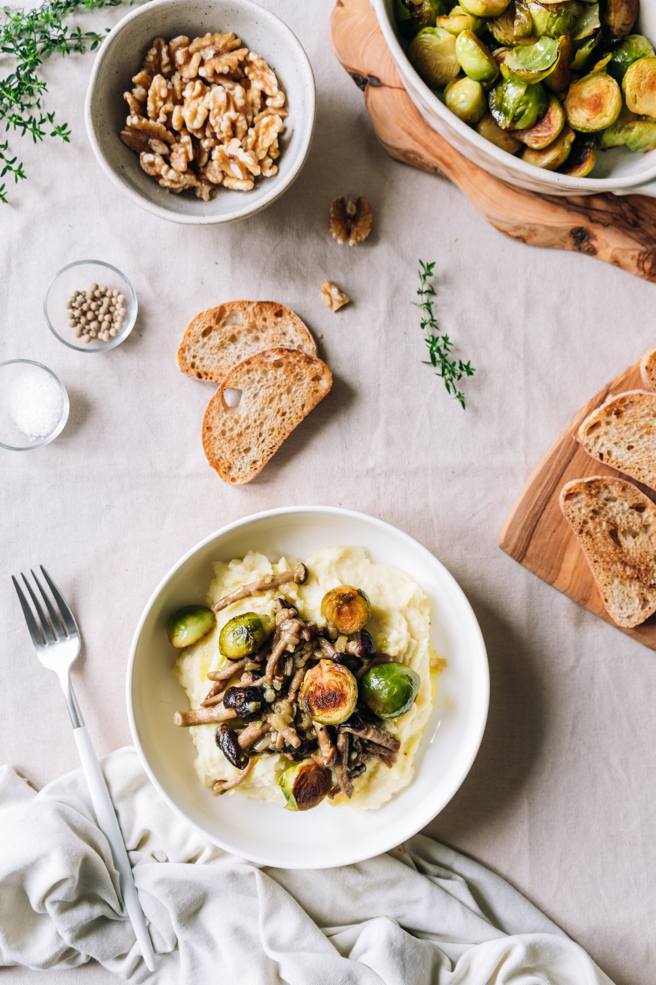 Purê de batatas com cogumelos e couve-de-bruxelas
