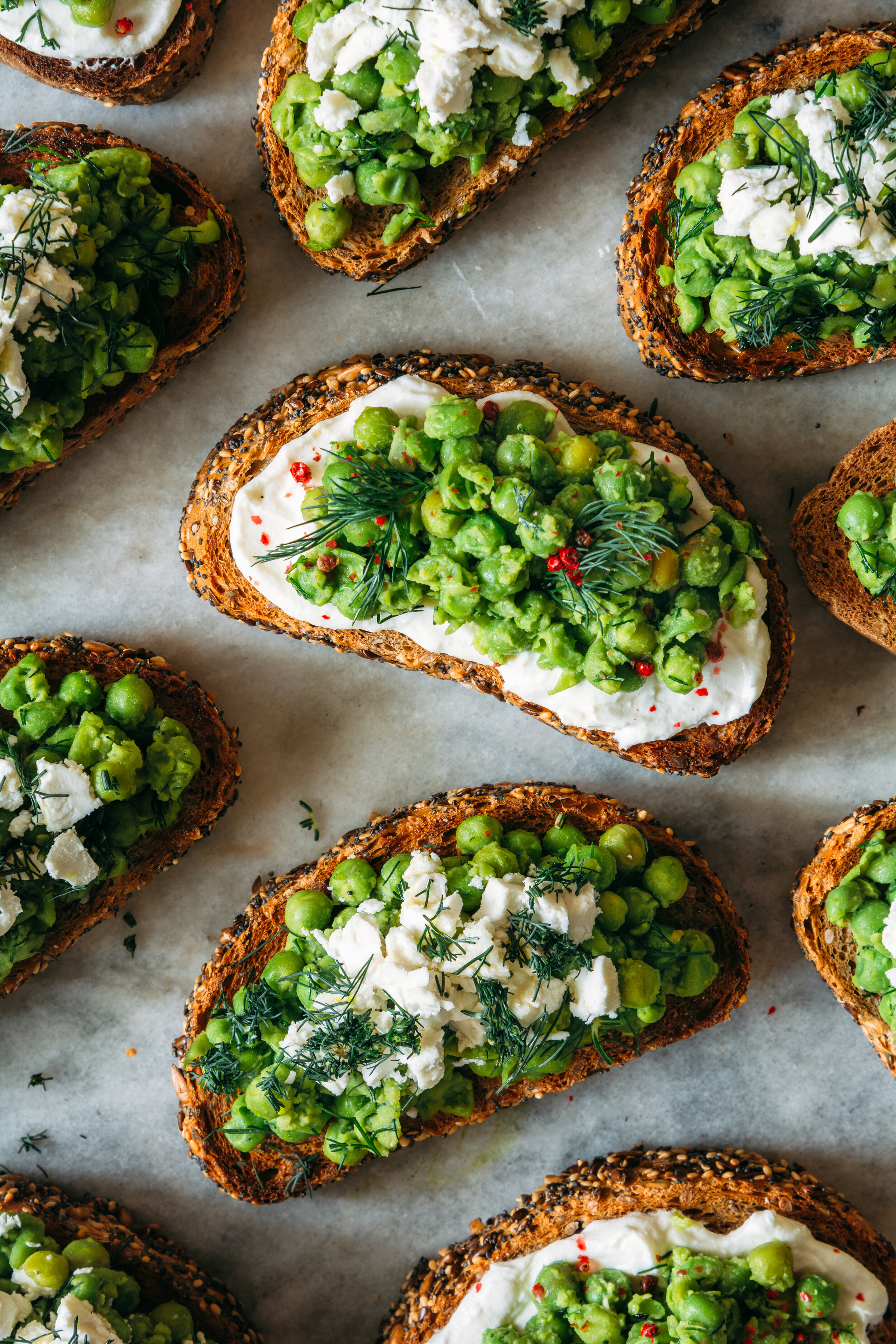 Crostini de queijo de cabra e ervilha