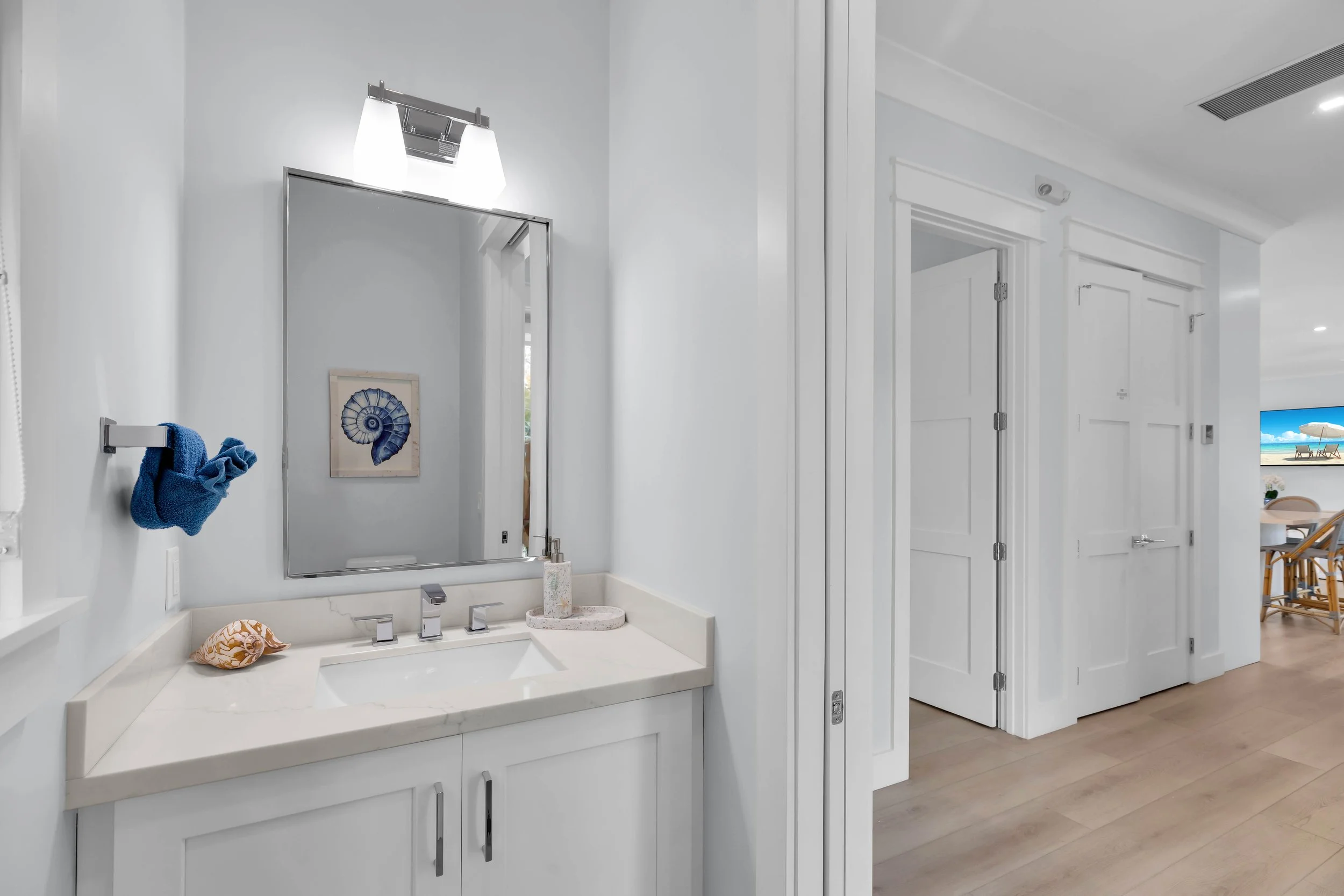 Guest bathroom (ground floor)